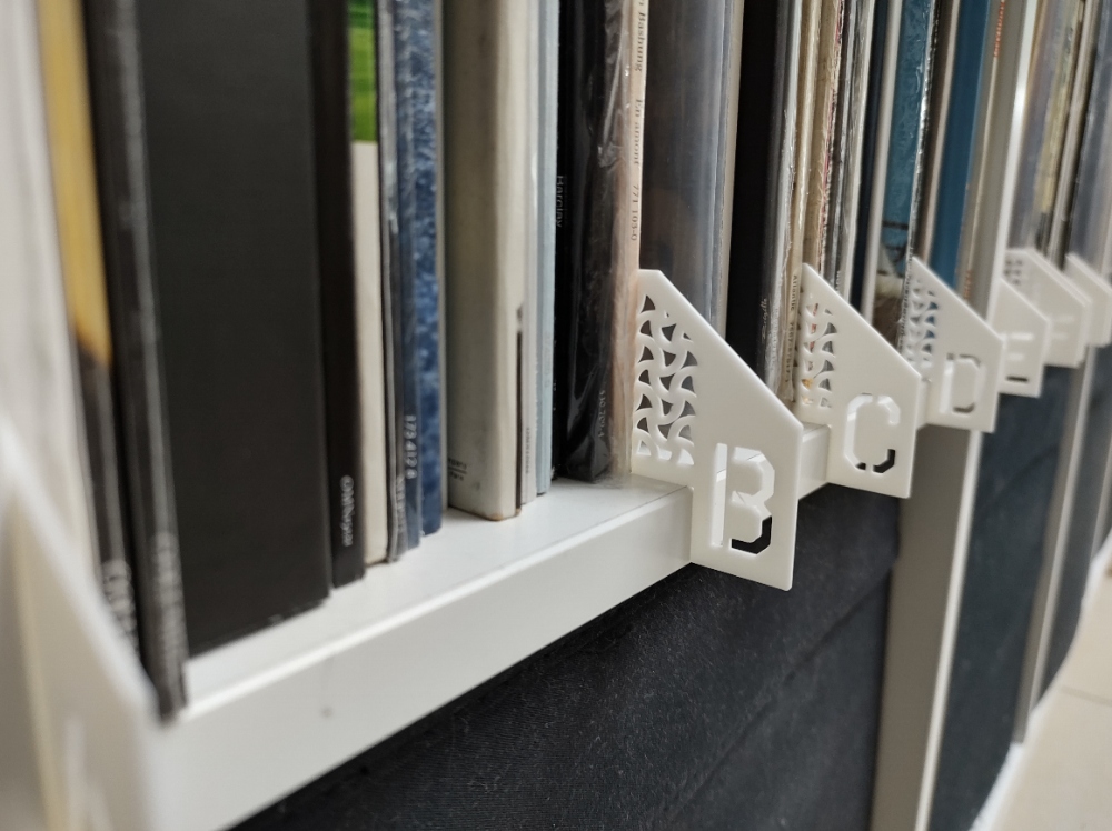Alphabetical divider for vinyl