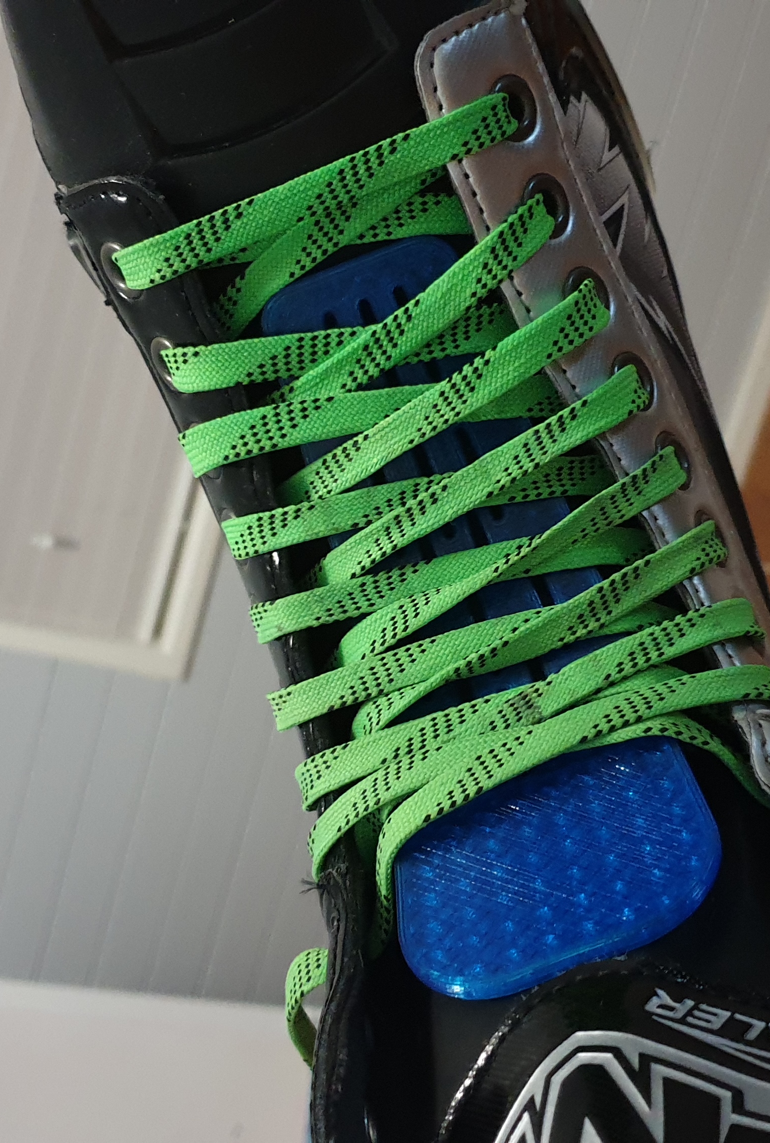 Hockey Skate tongue support/puck guard