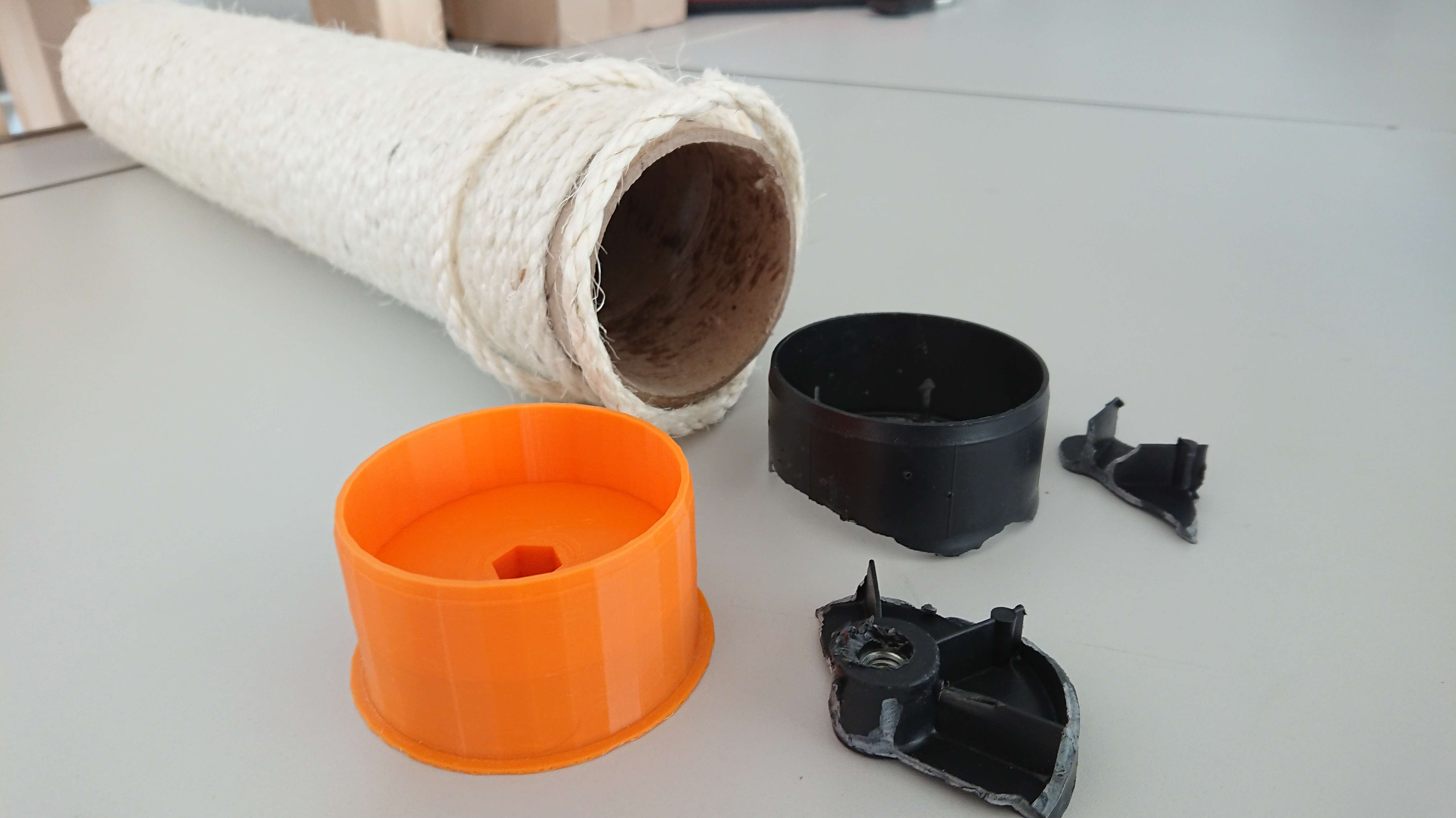 Cat scratching post end cap replacement