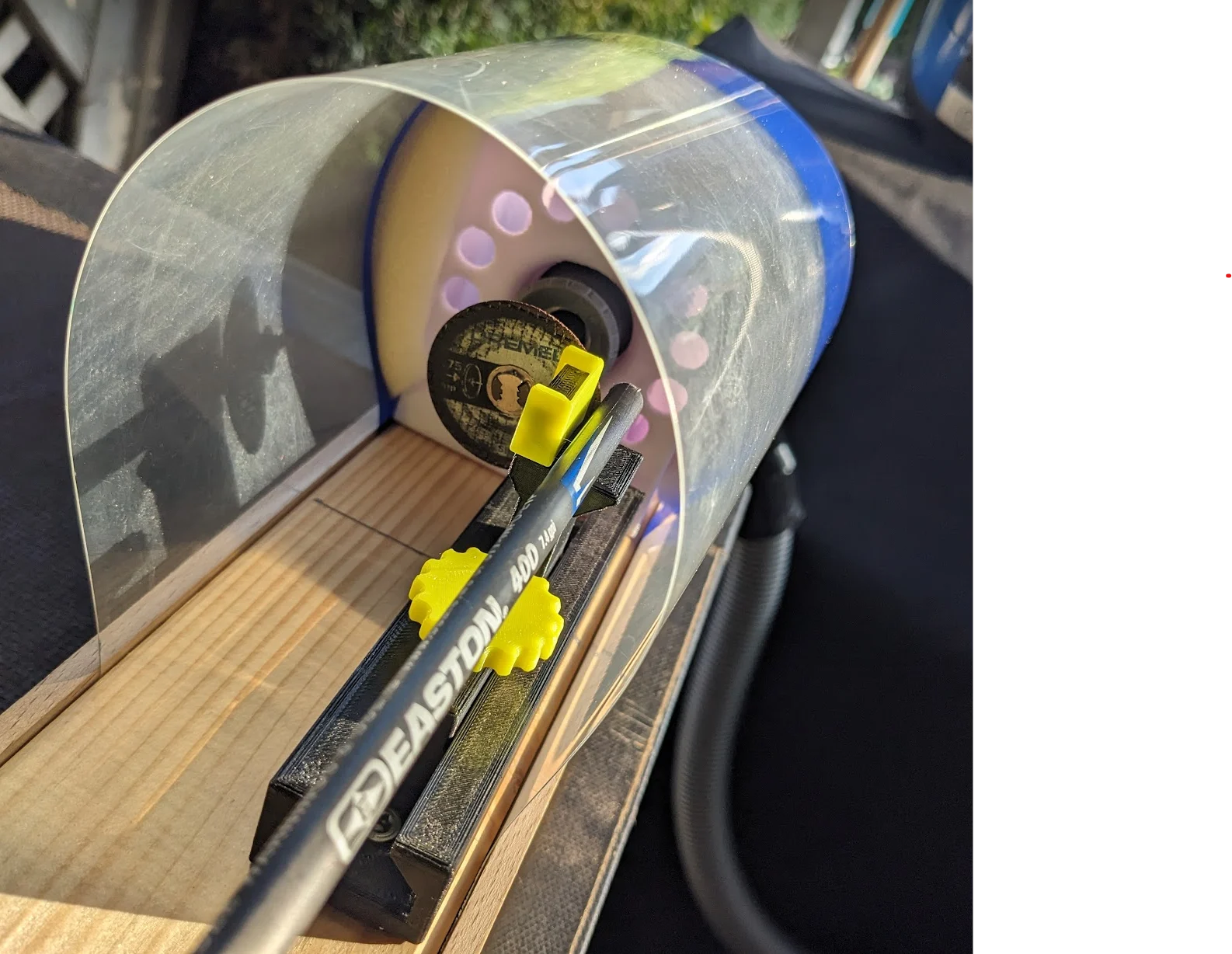 Arrow cutter with suction // Pfeilschneidegerät mit Absaugung