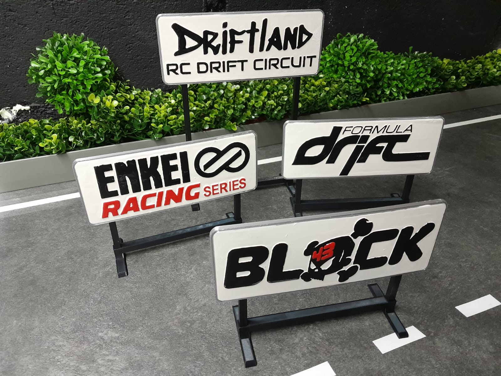 33 Advertising Boards (Scale 1/10)