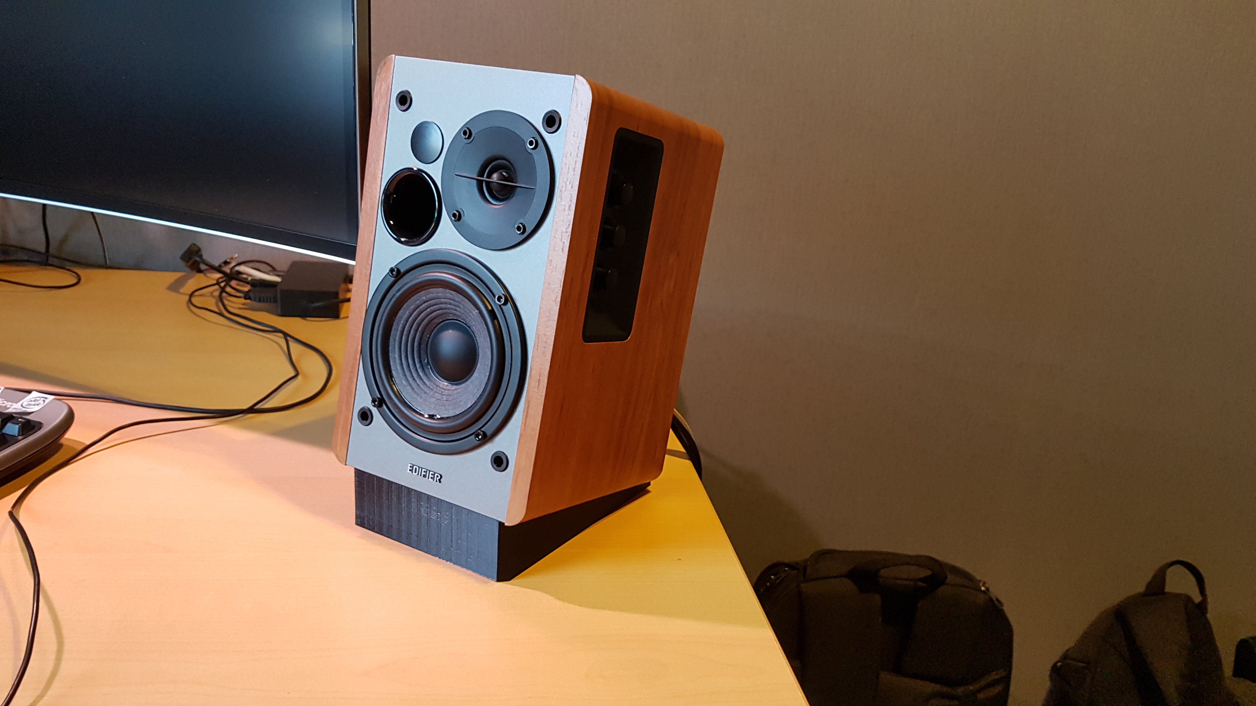 Bookshelf speaker stand (Edifier R1280T)