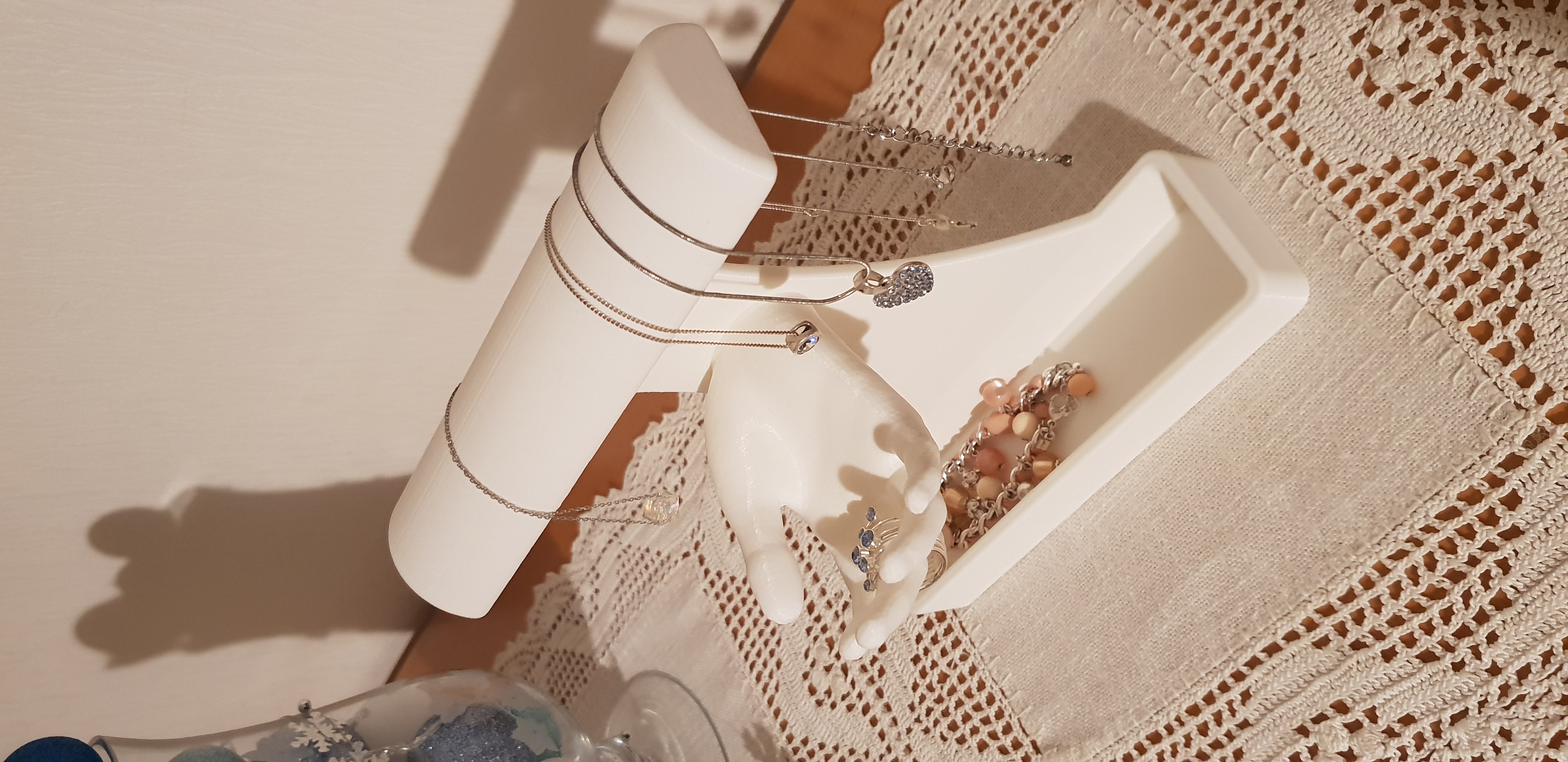 Jewellery Stand with Hand and Box, Schmuckständer mit Hand und Ablagefach