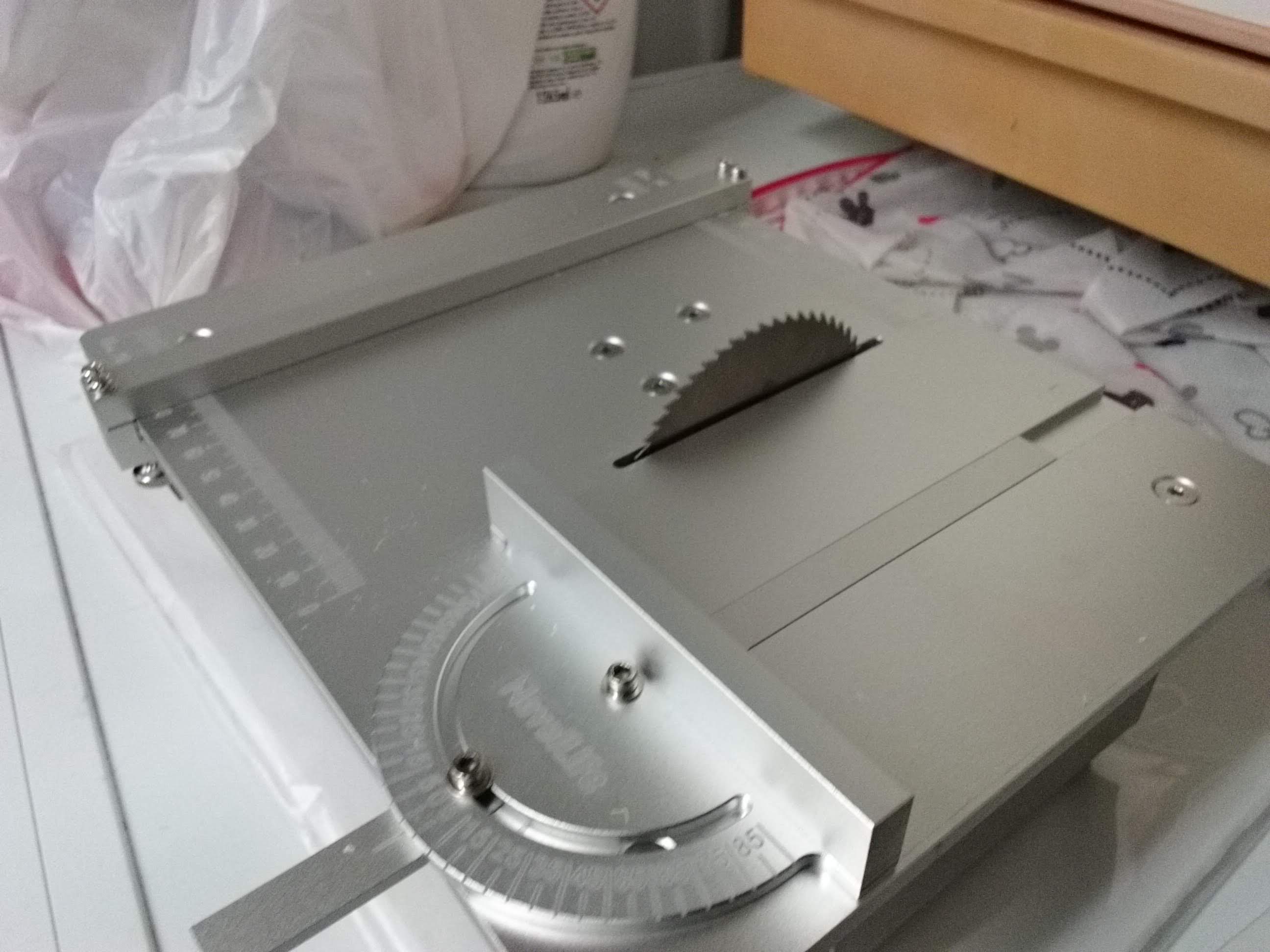 Mini table saw blade protection