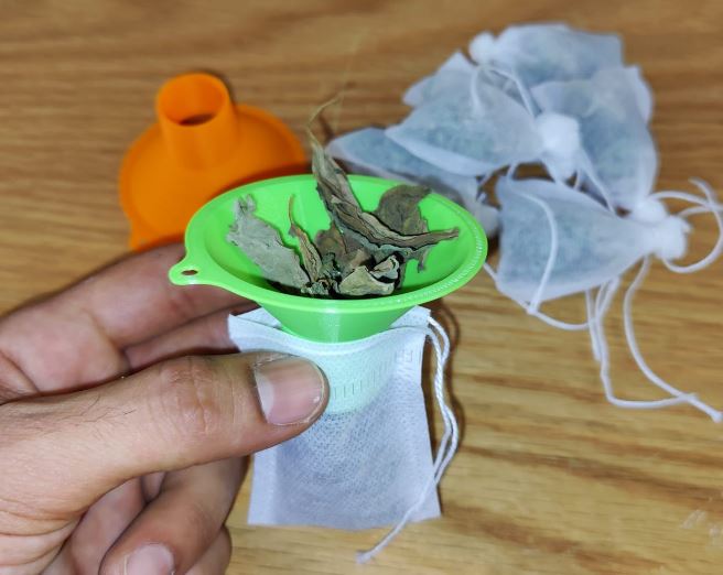 Funnel for filling tea bags