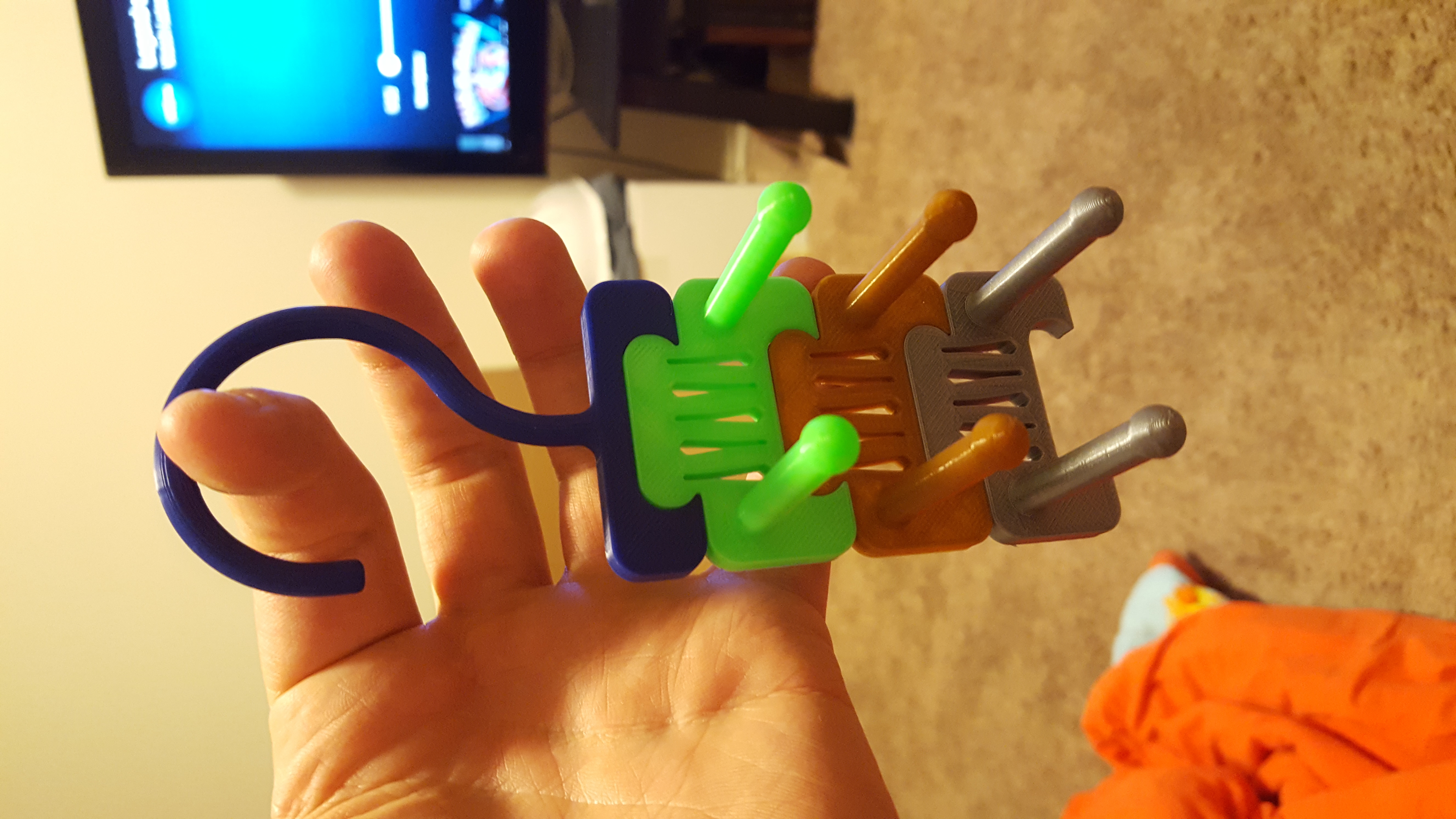 Expandable Tie Hanger
