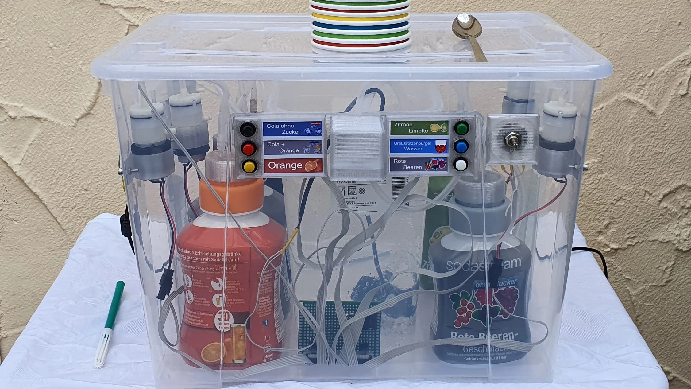 SodaMat - der freie DIY Getränkeautomat zum Bezug von Mischgetränken aus Wasser und Sodastream Sirup (drinks dispenser machine for obtaining mixed drinks made of water and Sodastream syrup)