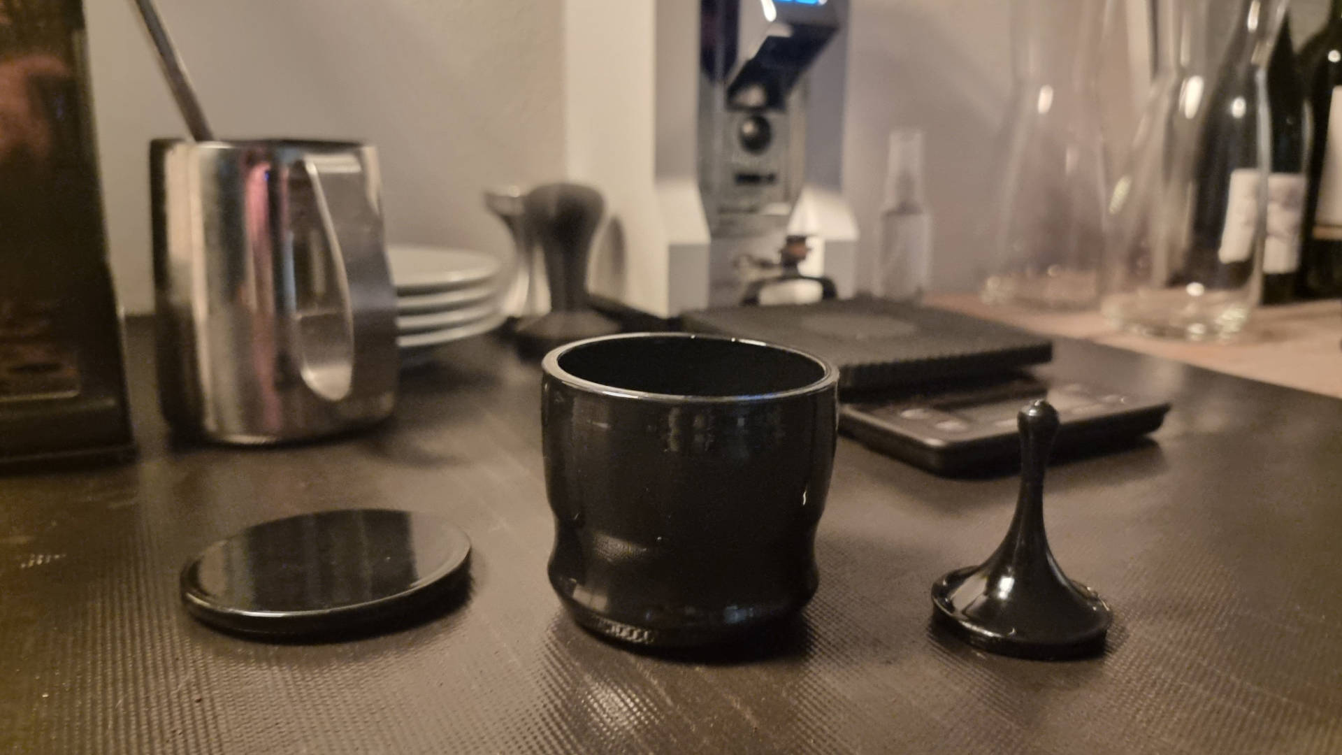 Dosing cup with plunger and lid