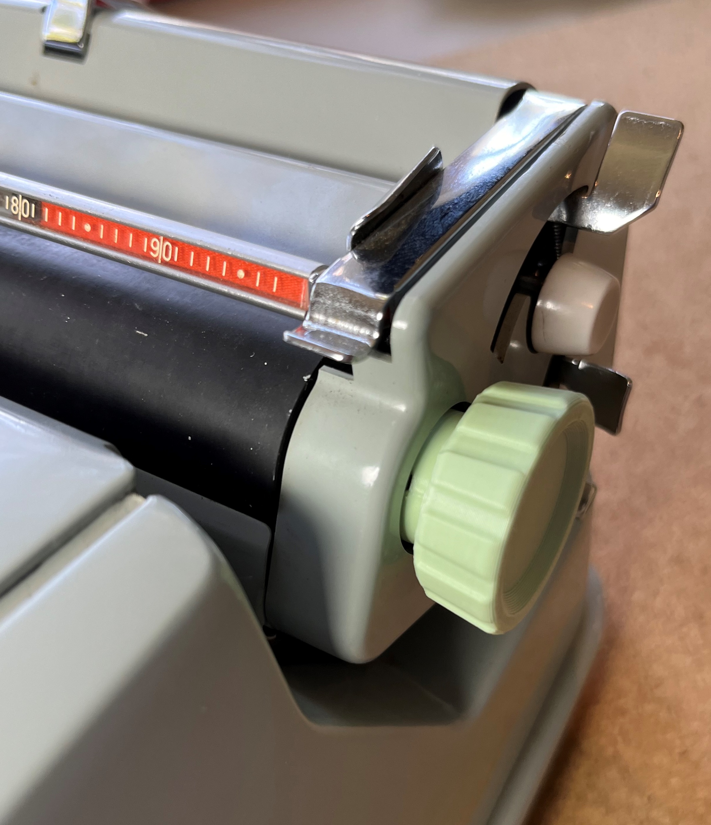 Hermes 3000 Typewriter (Boxy case) platen knobs