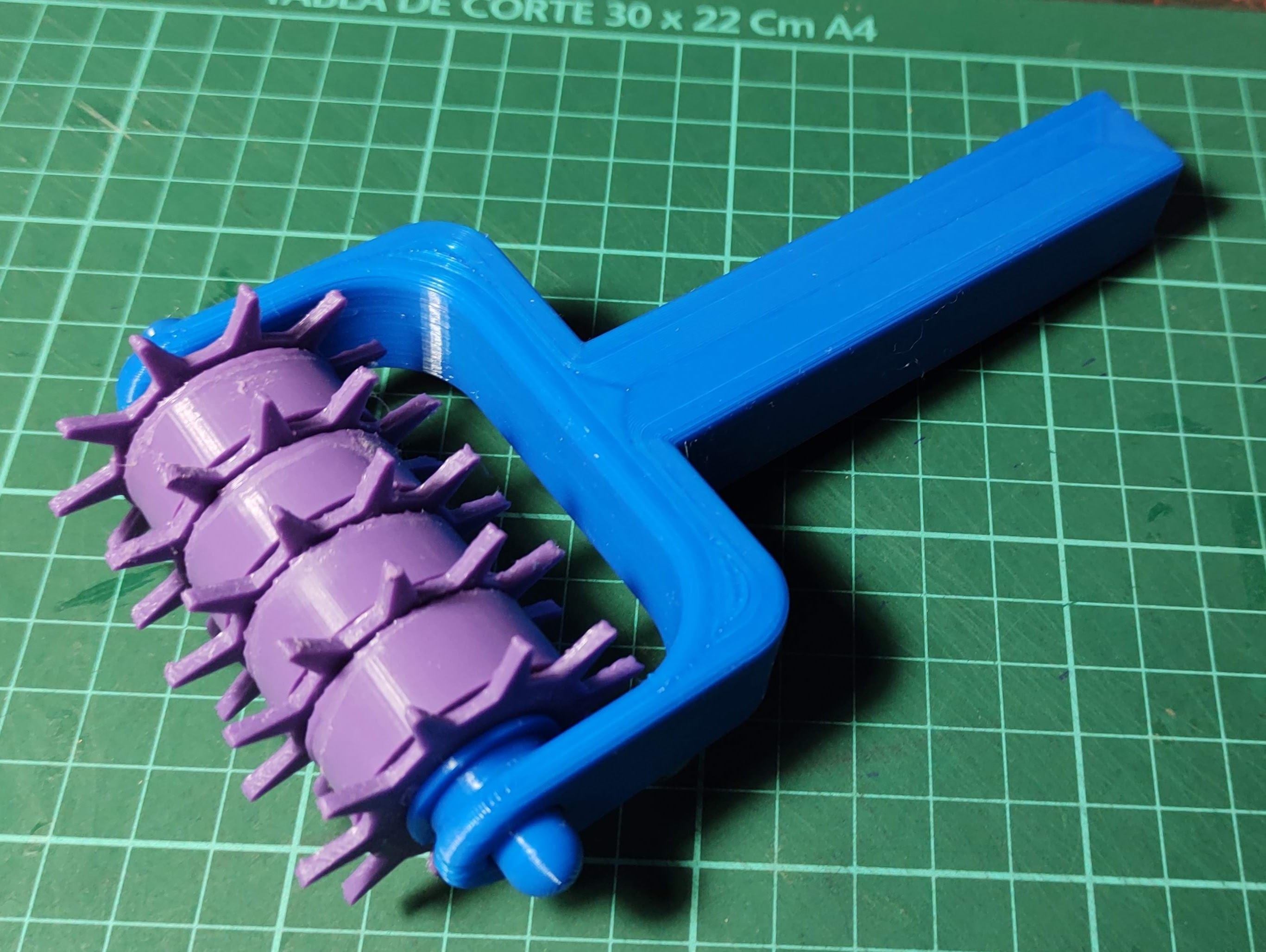 Rodillo pincha masa para galletas - rolling pin punches cookie dough