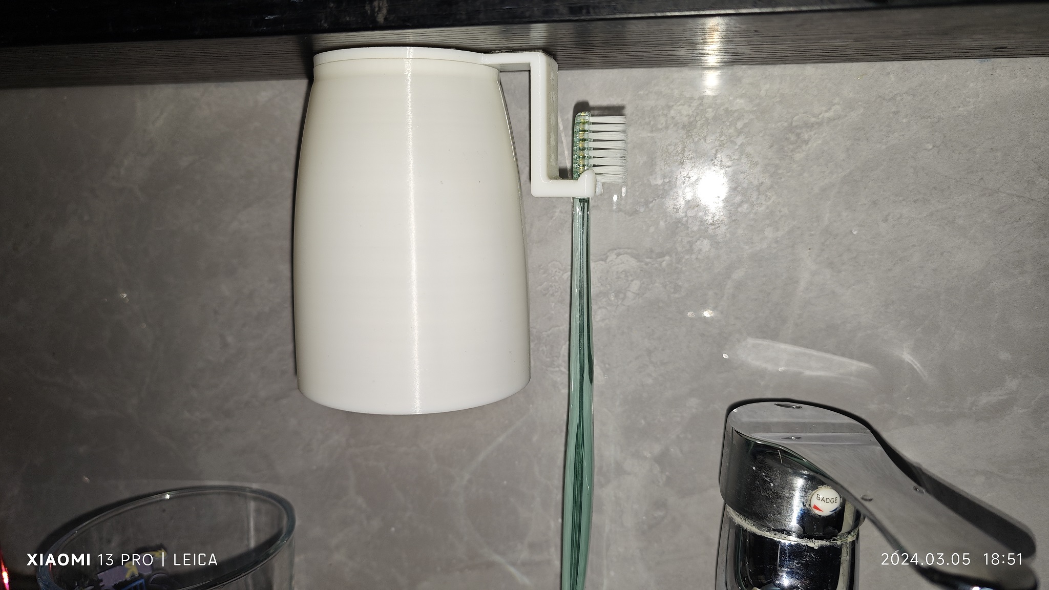 悬挂式牙刷杯 Hanging toothbrush cup
