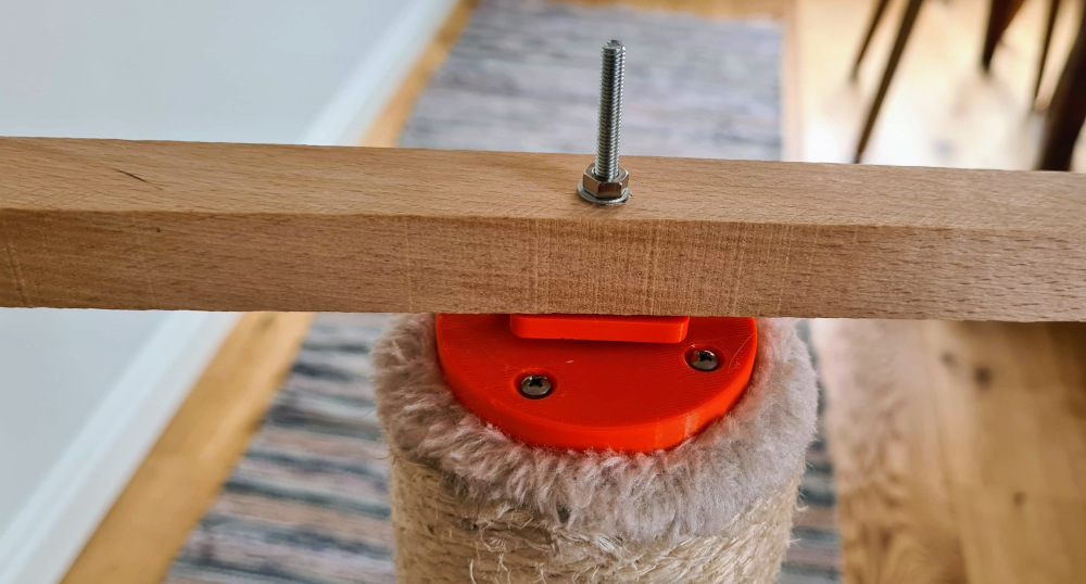 Cat scratching post spinning toy mount