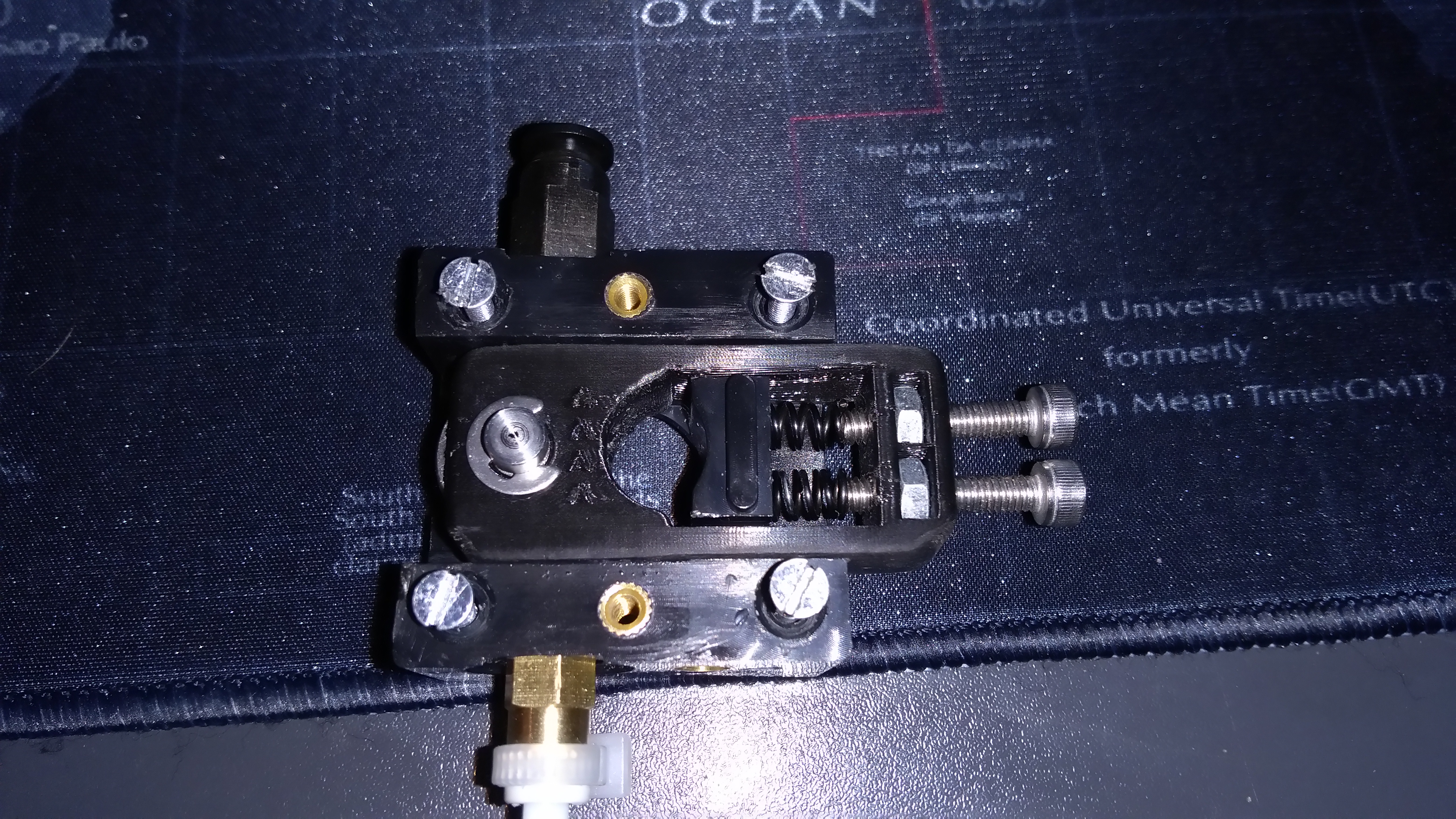 Bulldog Extruder Flexible and better Filamentguide (fixed)