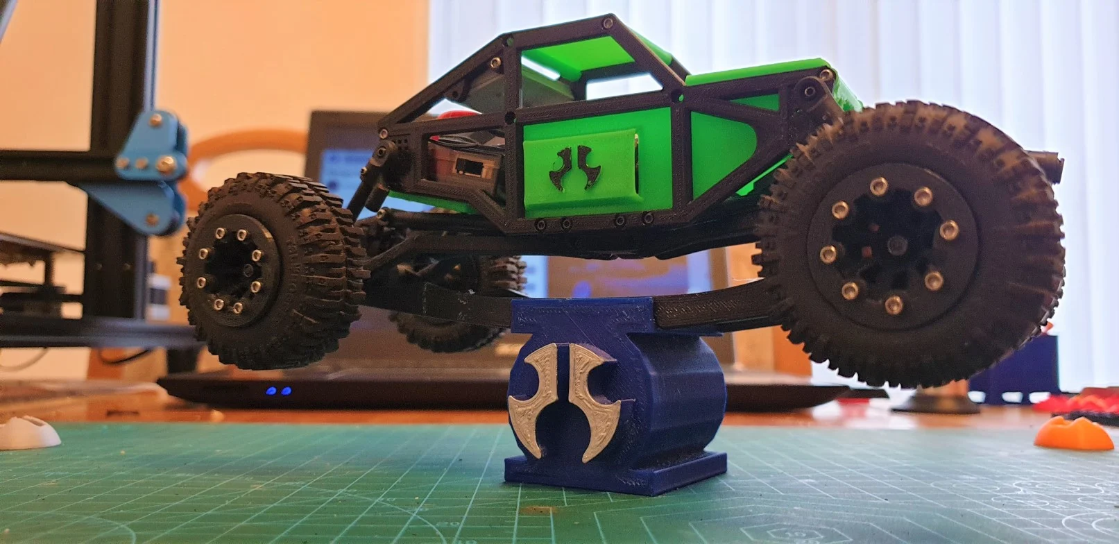 ie Concepts - Axial SCX24 Stand