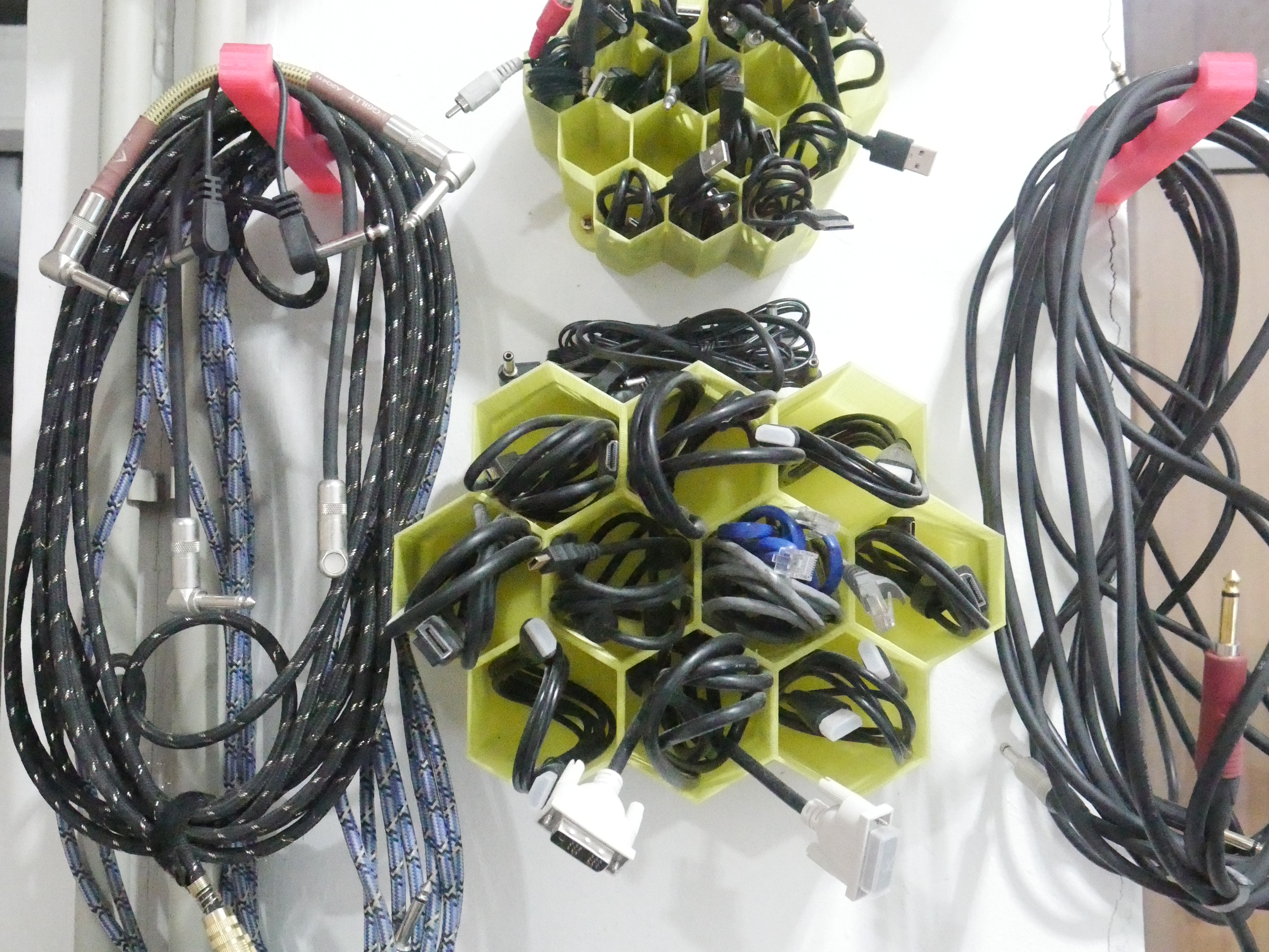 Honeycomb Cable Organizer (HDMI, DP, DVI)