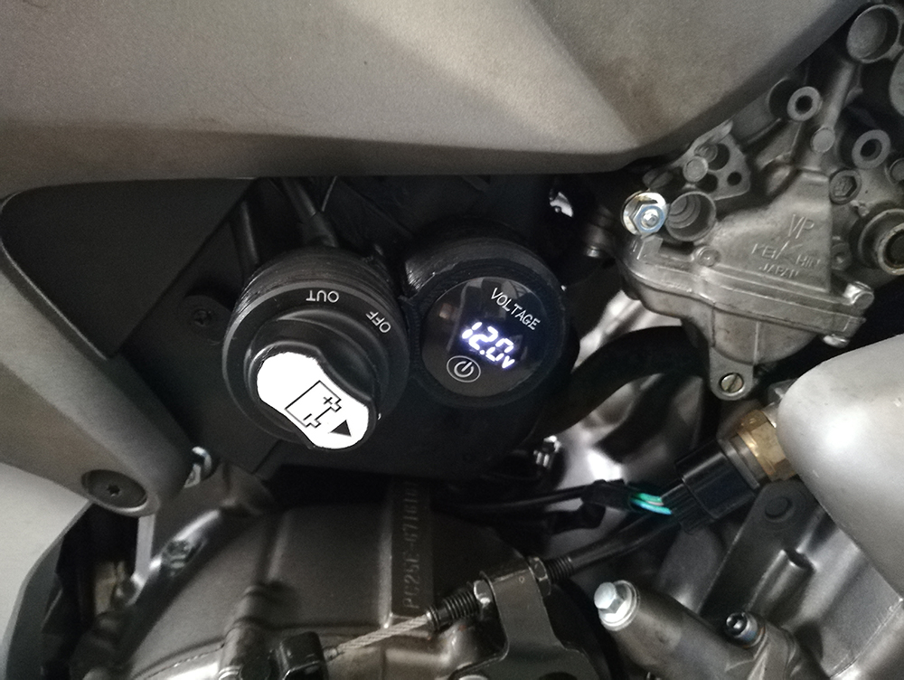 HONDA HORNET STACCA BATTERIE + VOLTOMETRO