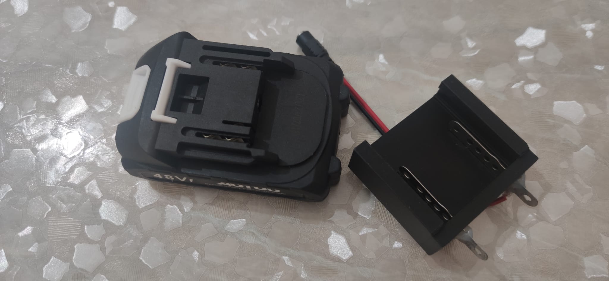 Adattatore per batterie al litio.
