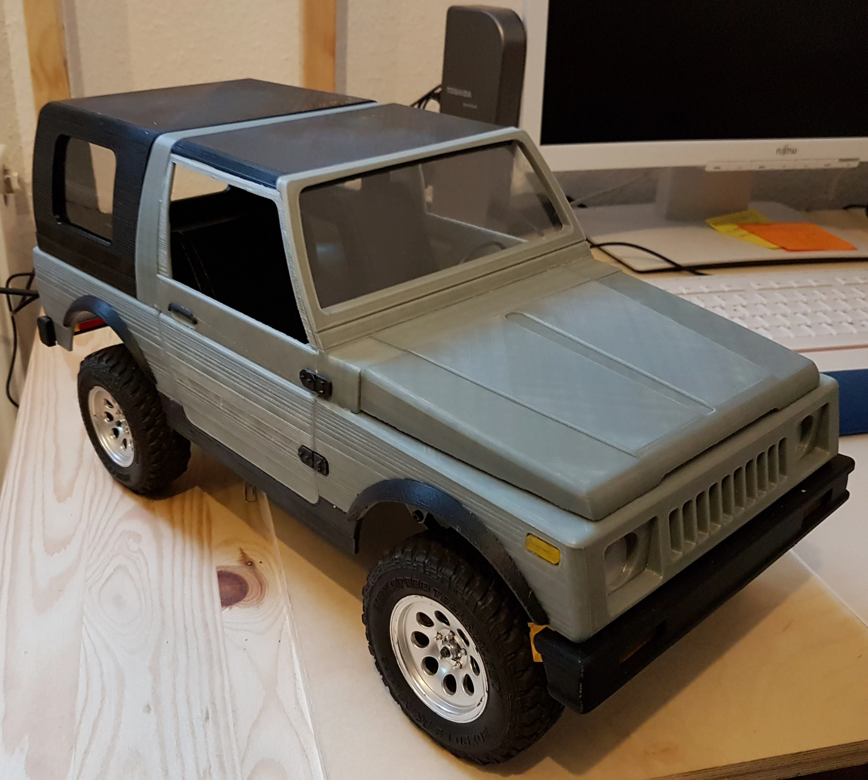 Suzuki SJ 410 Body / Karosserie 1/9 SCX10 Chassis