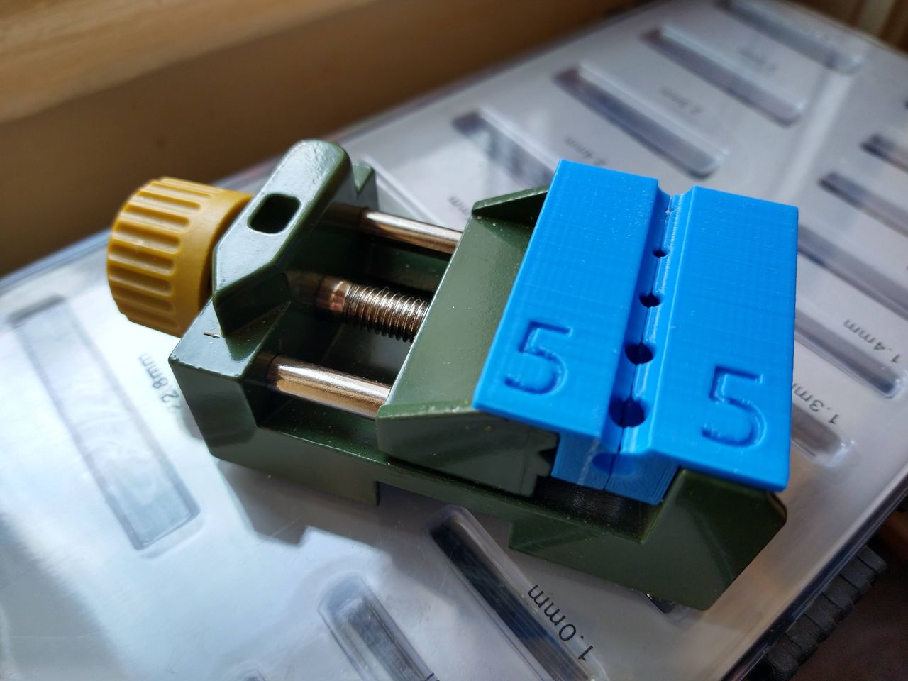 Mini clamp for pipes (mount in a vise) - 3mm, 4mm, 5mm
