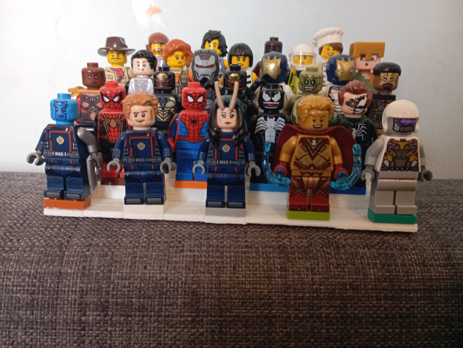 minifigures suport