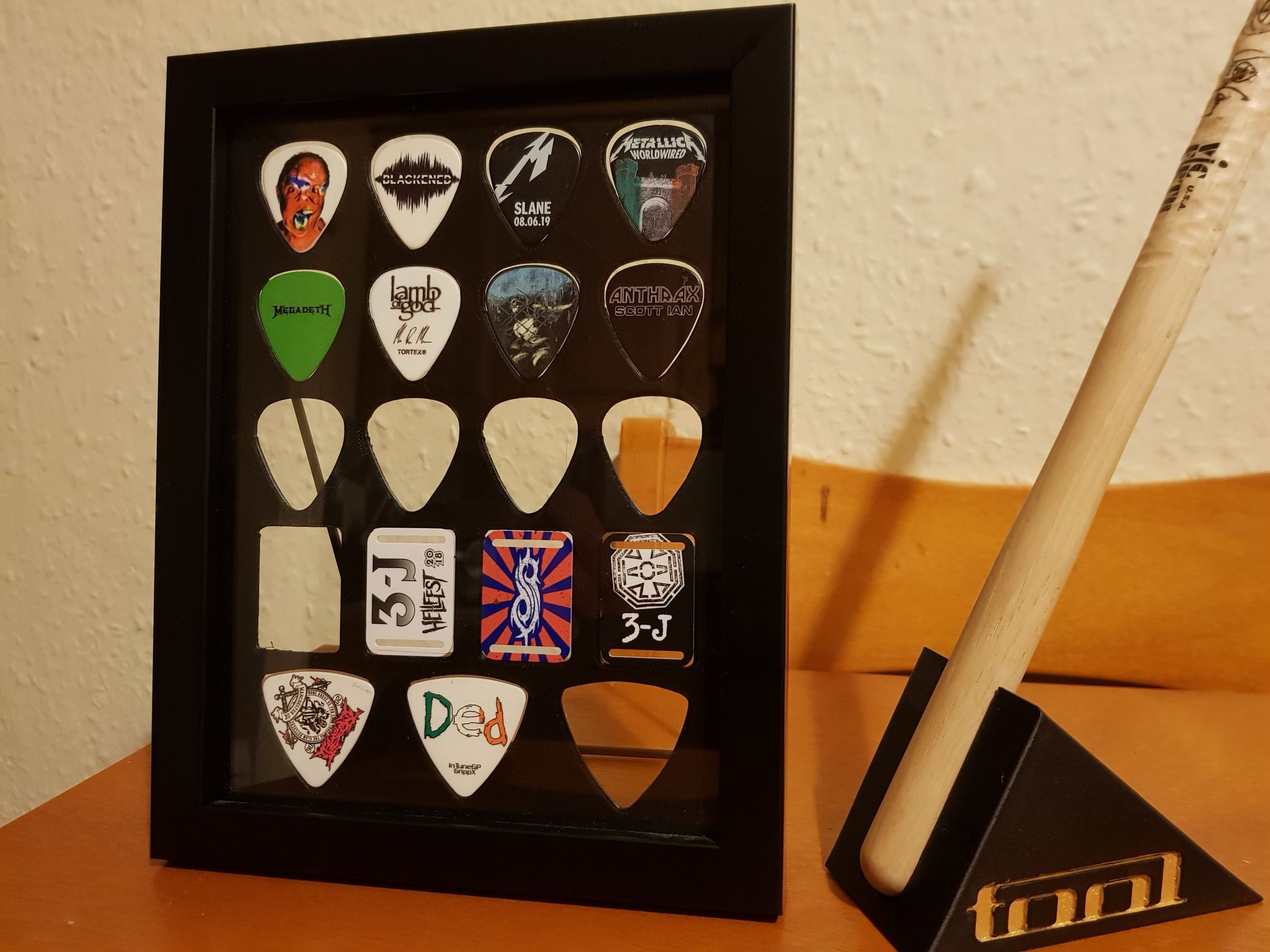Two-sided guitar picks display for Amazon Basics frame