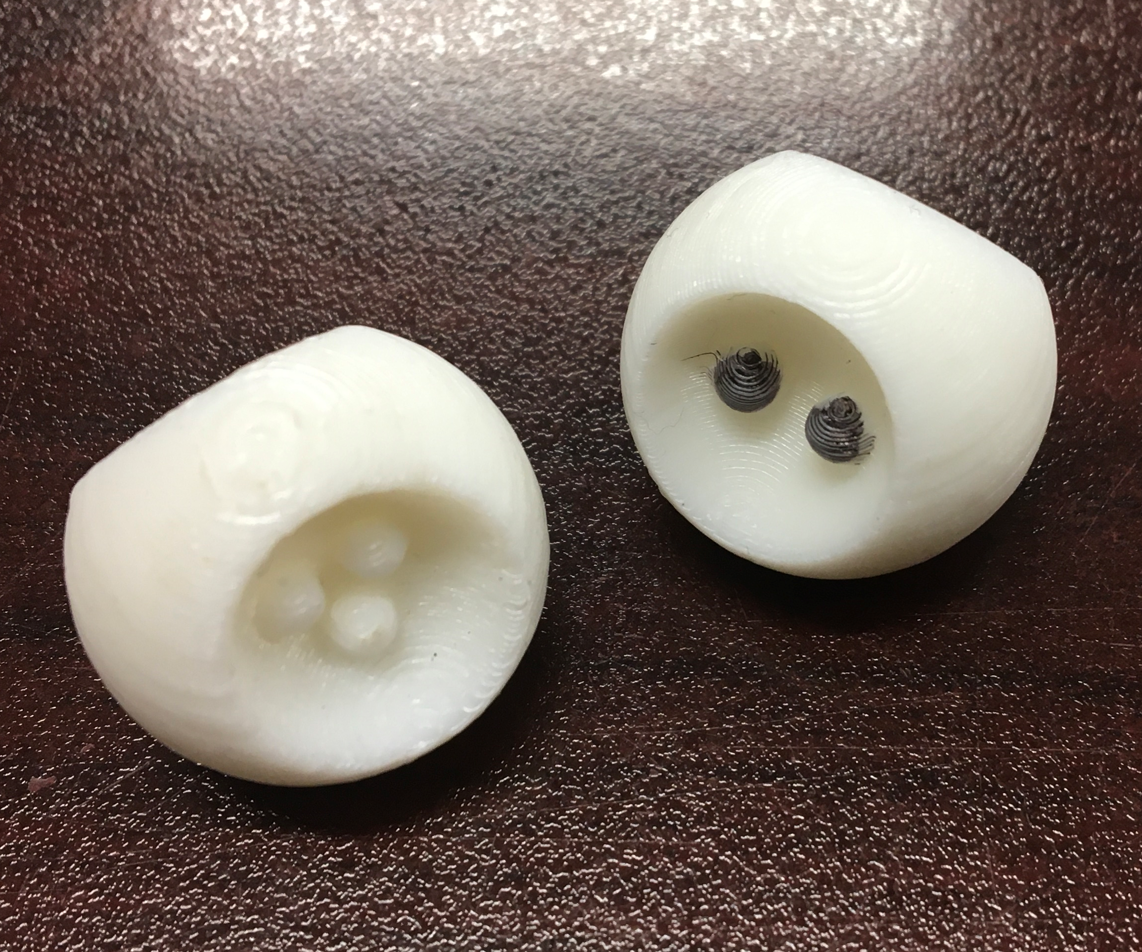 D3 (thee sided dice with pips)