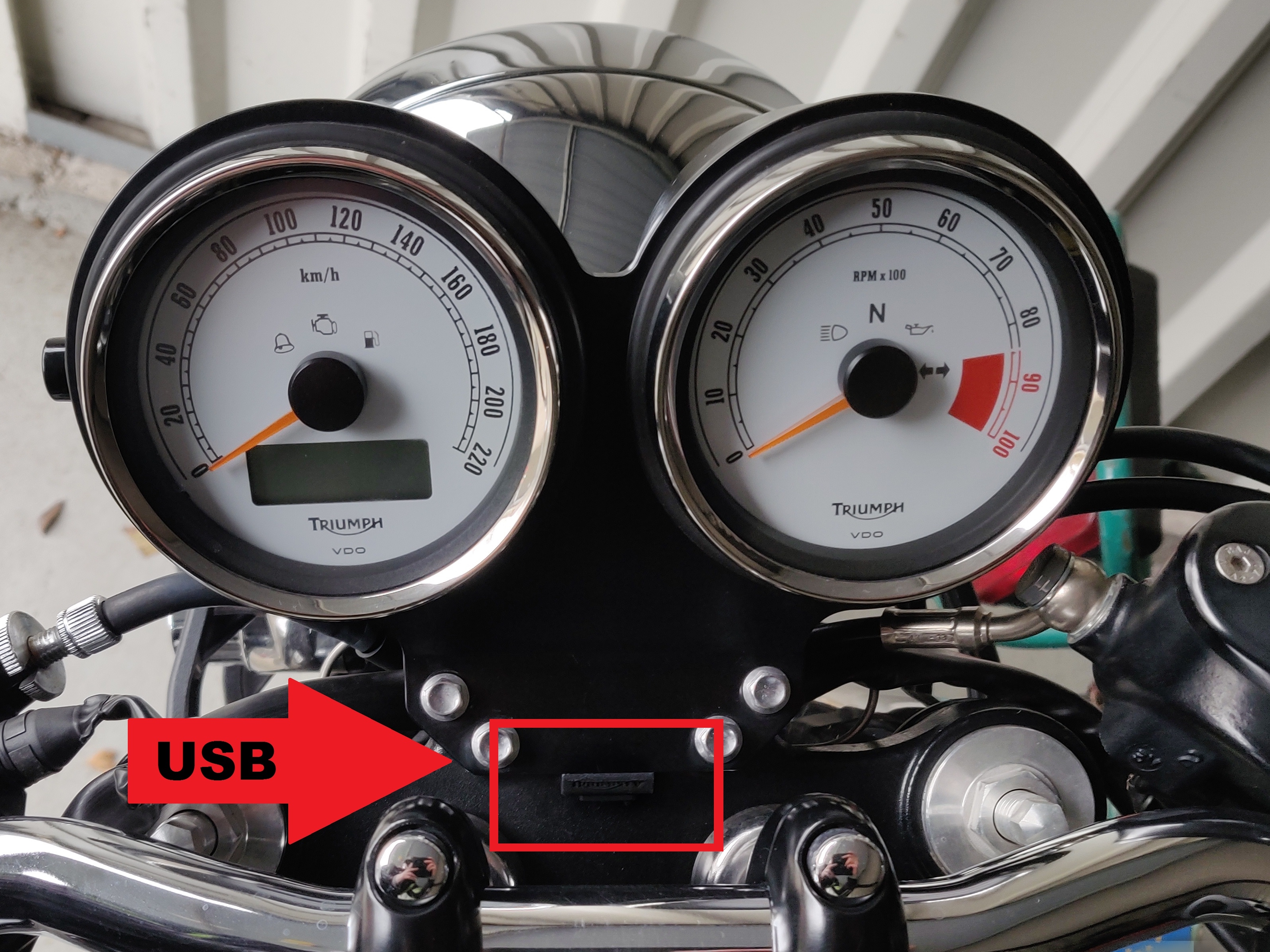 Hidden USB Triumph Thruxton 900