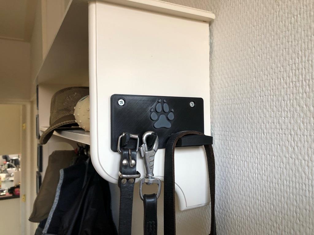 Dog leash hanger