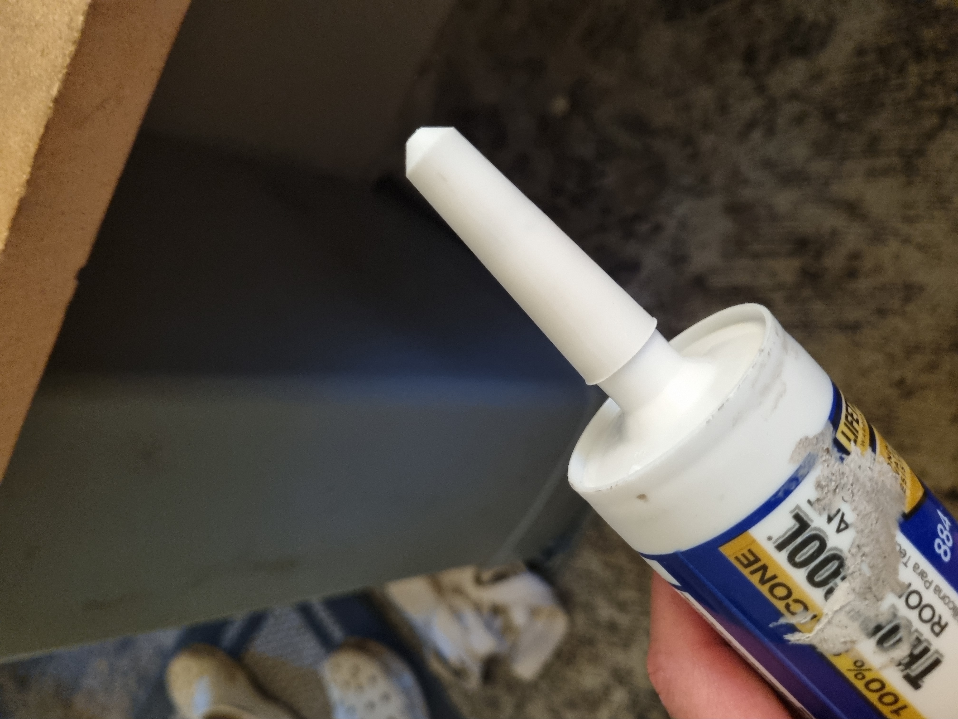 Caulk/caulking tube press on cap