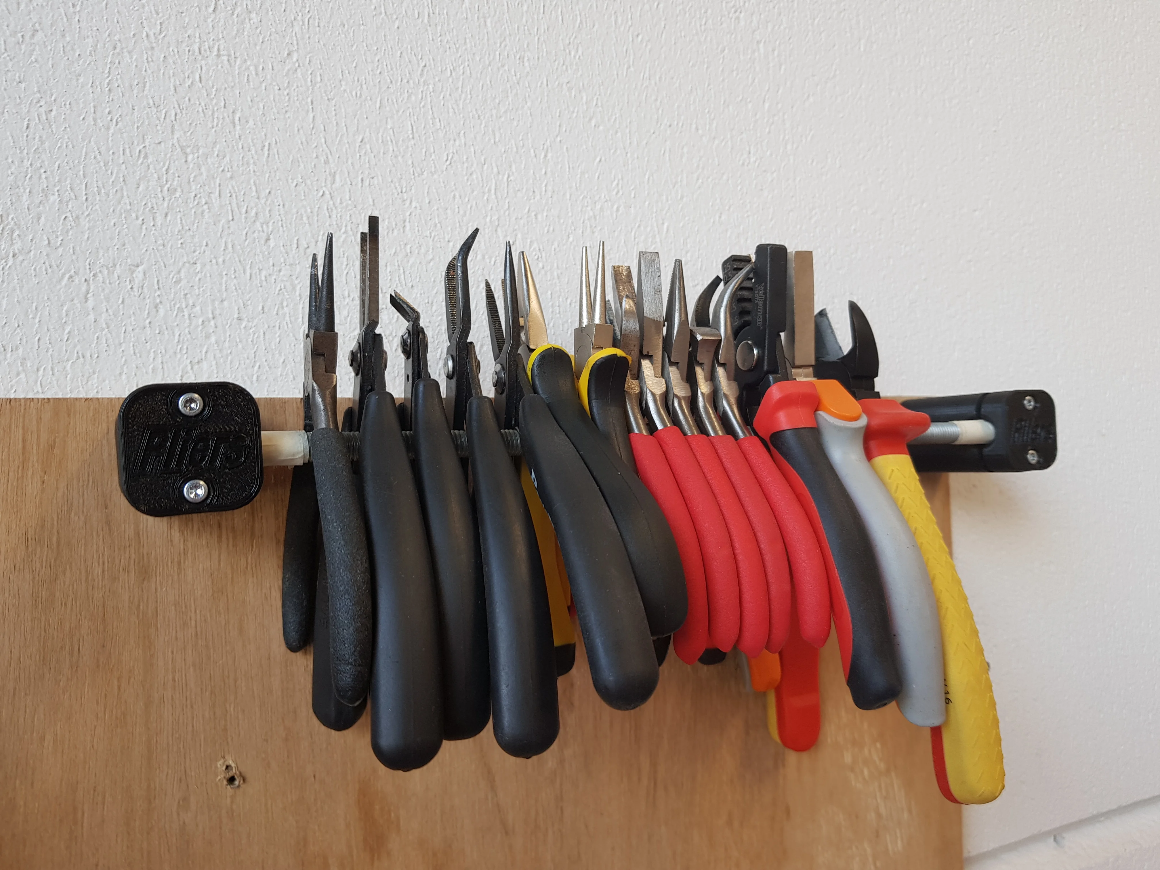 Pliers_Holder