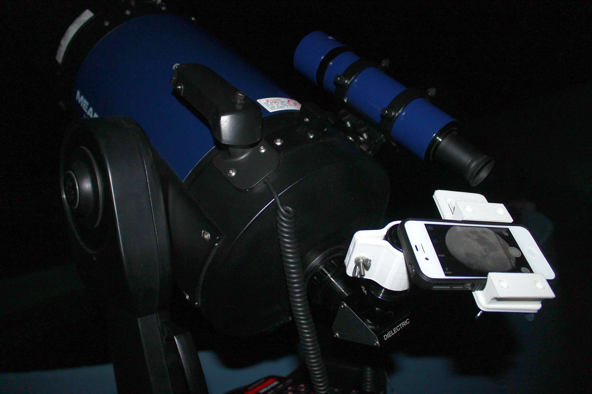 Universal telescope eyepiece smartphone mount