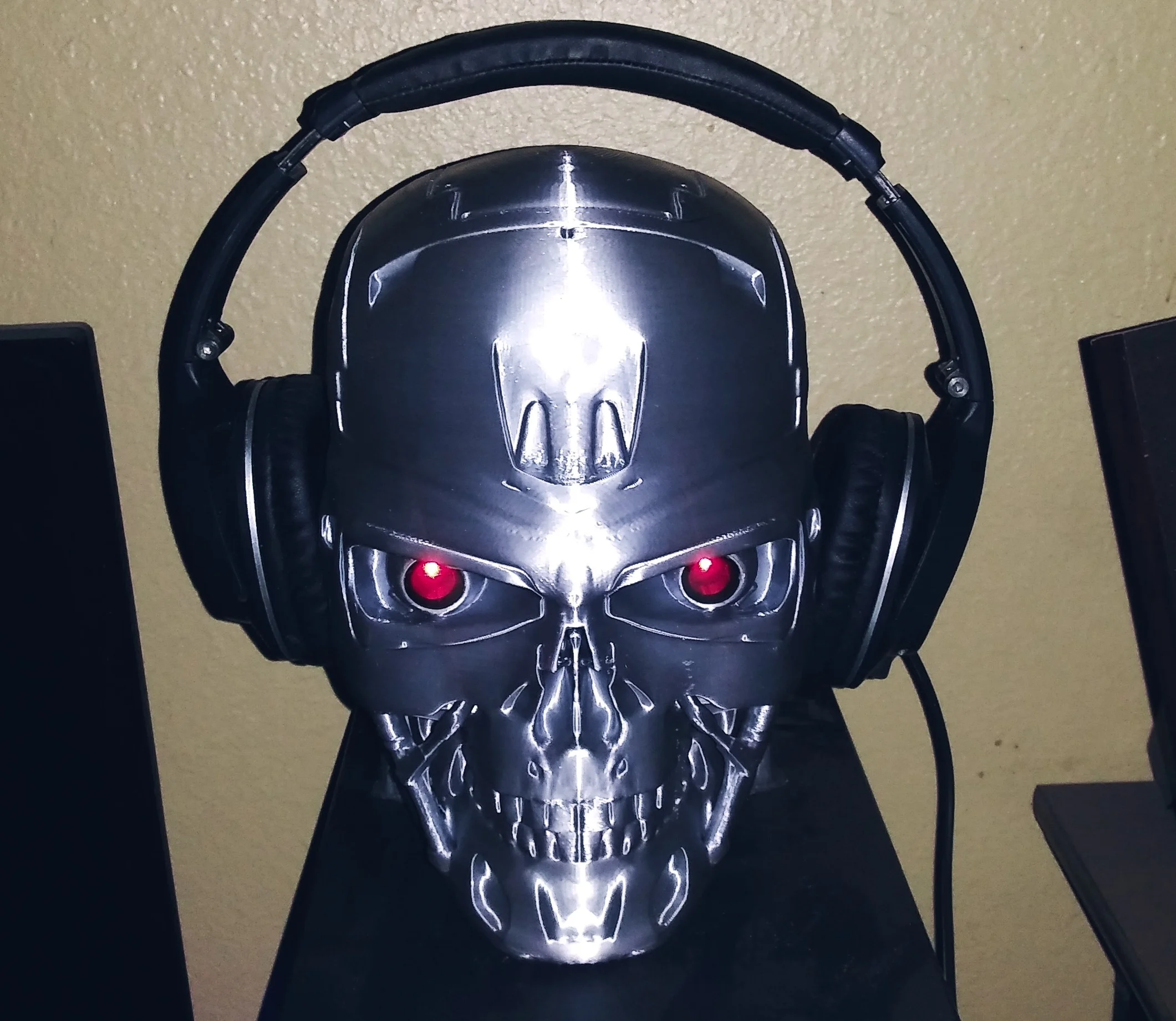 T-800 Skull headphone stand