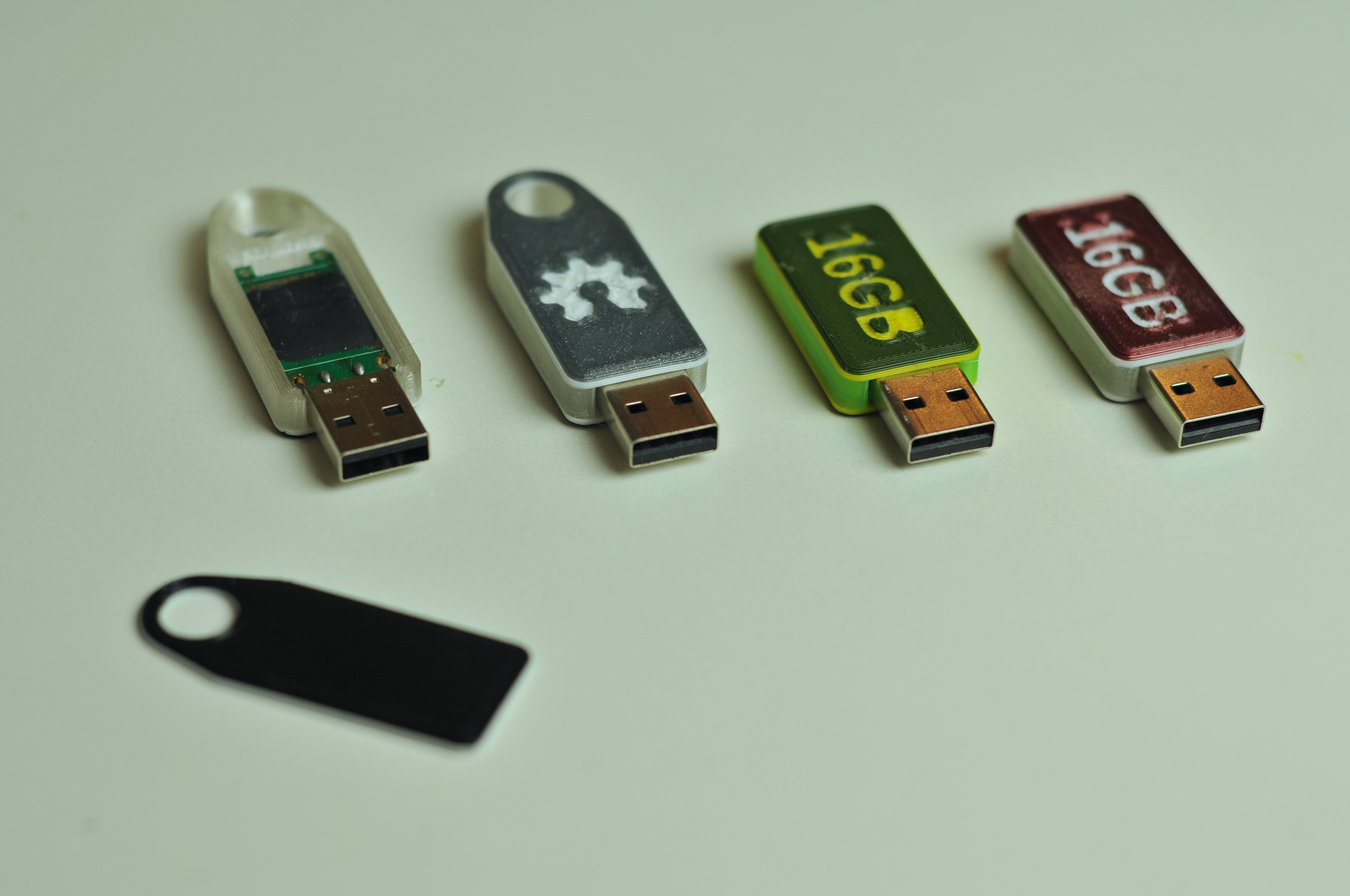 Customizable USB drive housing