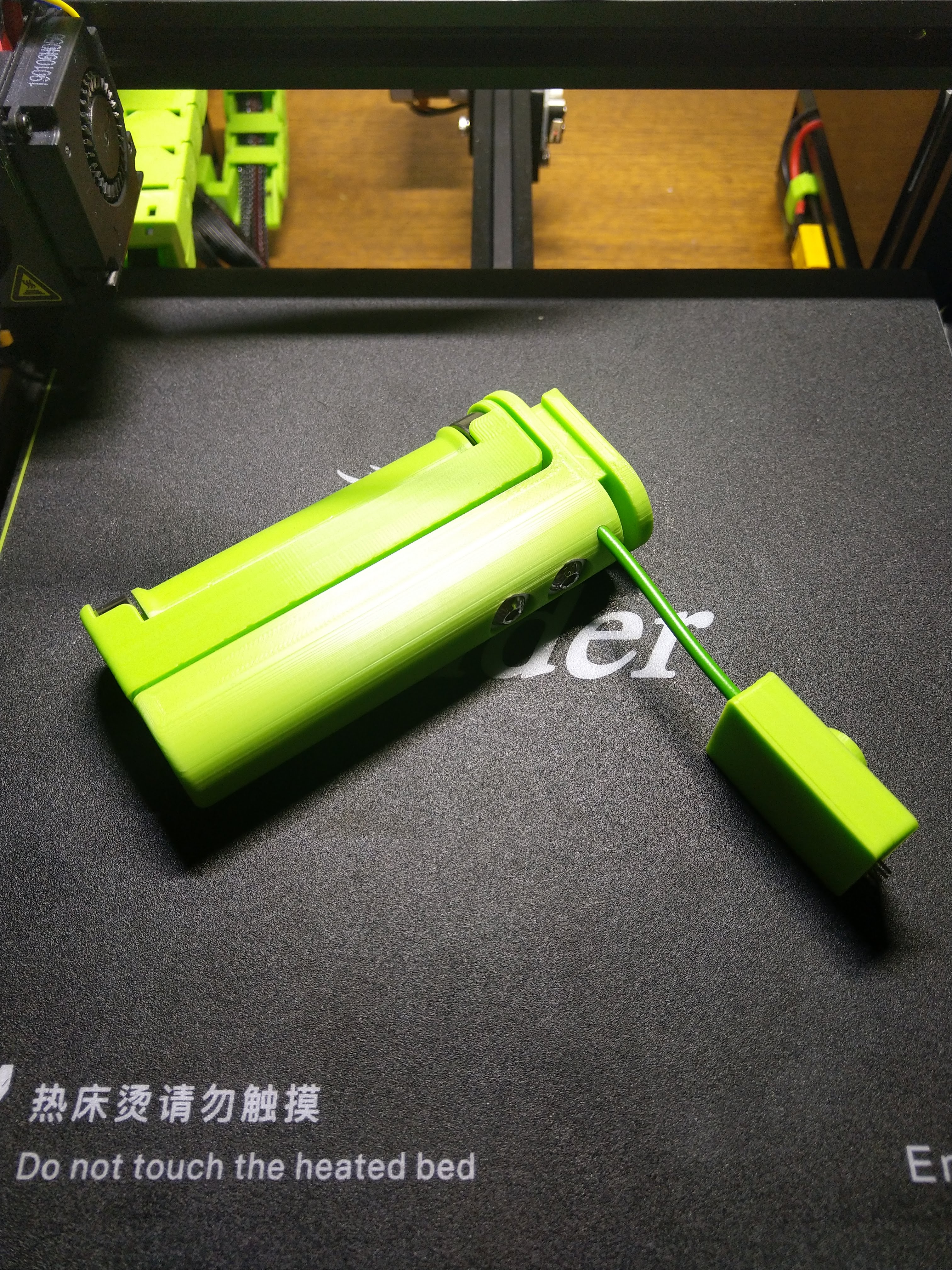 Filament spool holder with integrated load cell