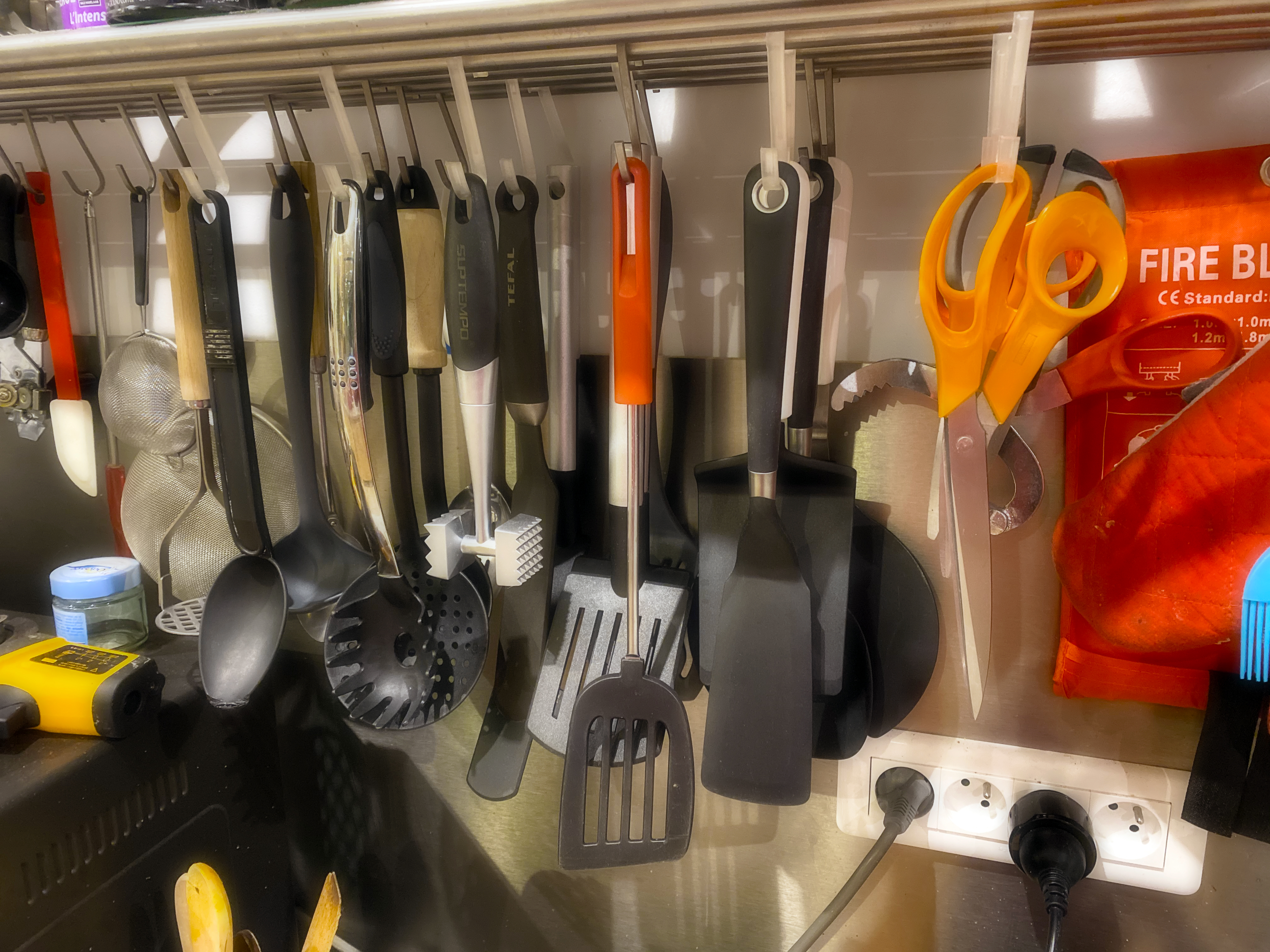 Hooks for kitchen accessories - Crochets pour accessoires de cuisine