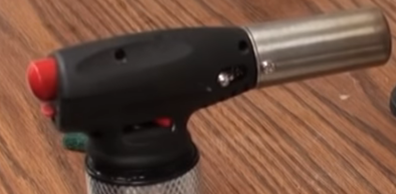 Butane lighter flame adjustment