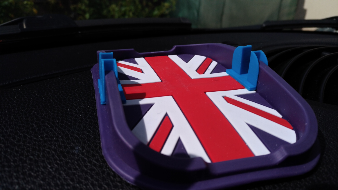 Renforcement bridges for gum car phone holder.