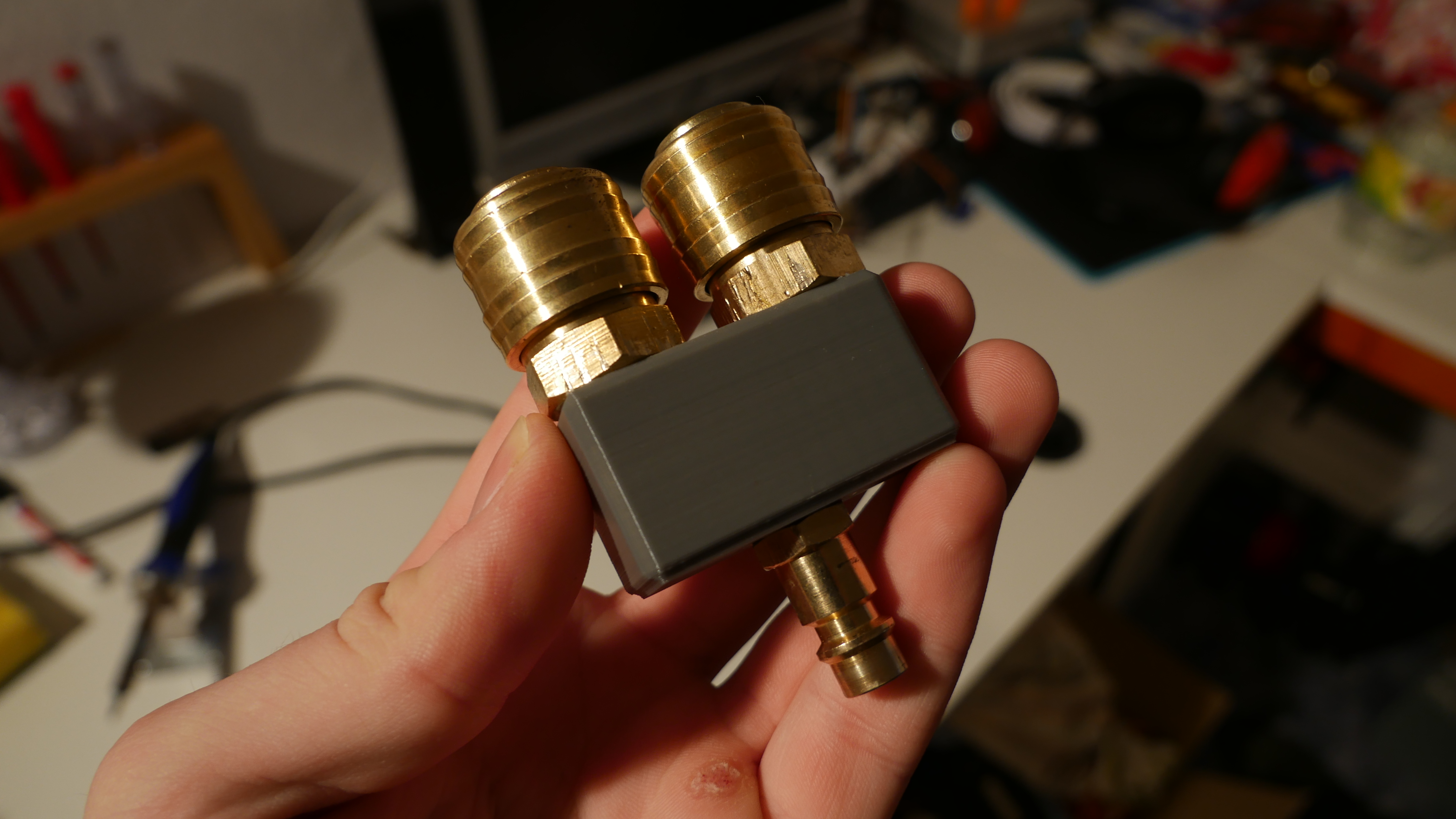 Compressed air distributor 2 way