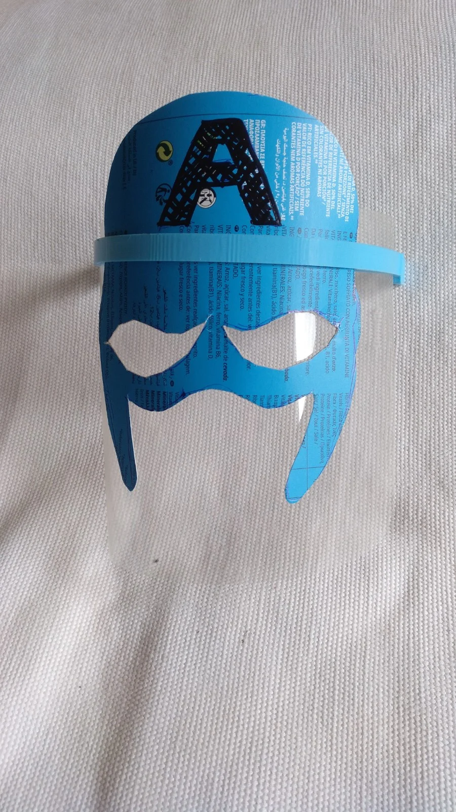 Pantalla personalizable basada en el diseño  HanochH para protección Covid-19 para uso infantil. Hazlo tu mismo.