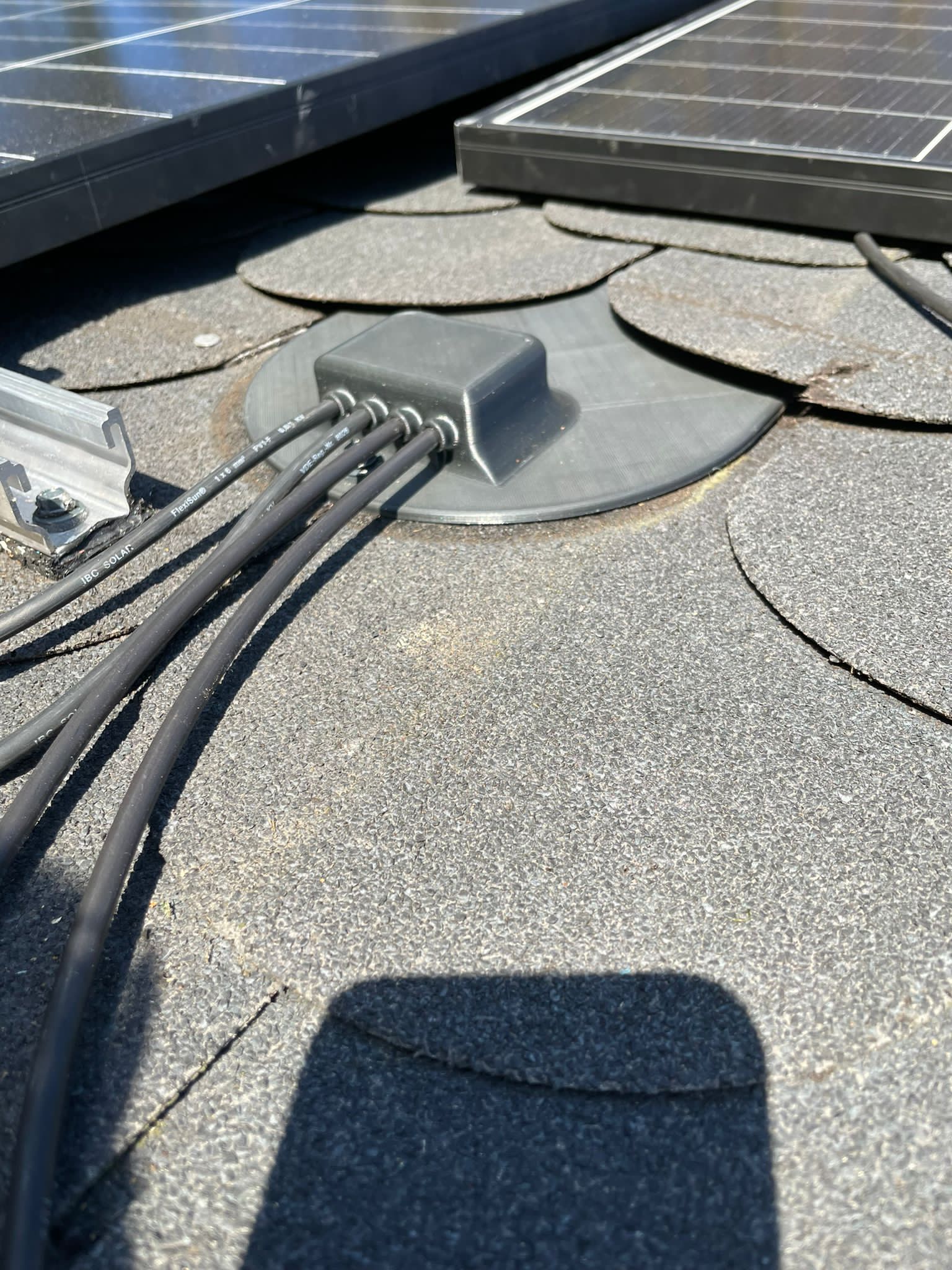 Roof cable feedthrough