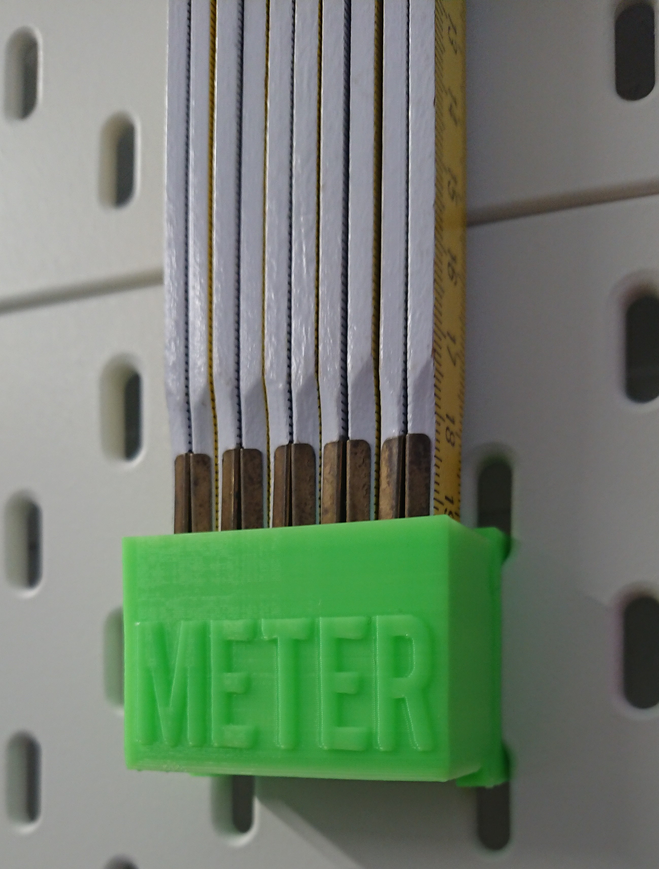 Skadis Halter für Meterstab (Zollstock)