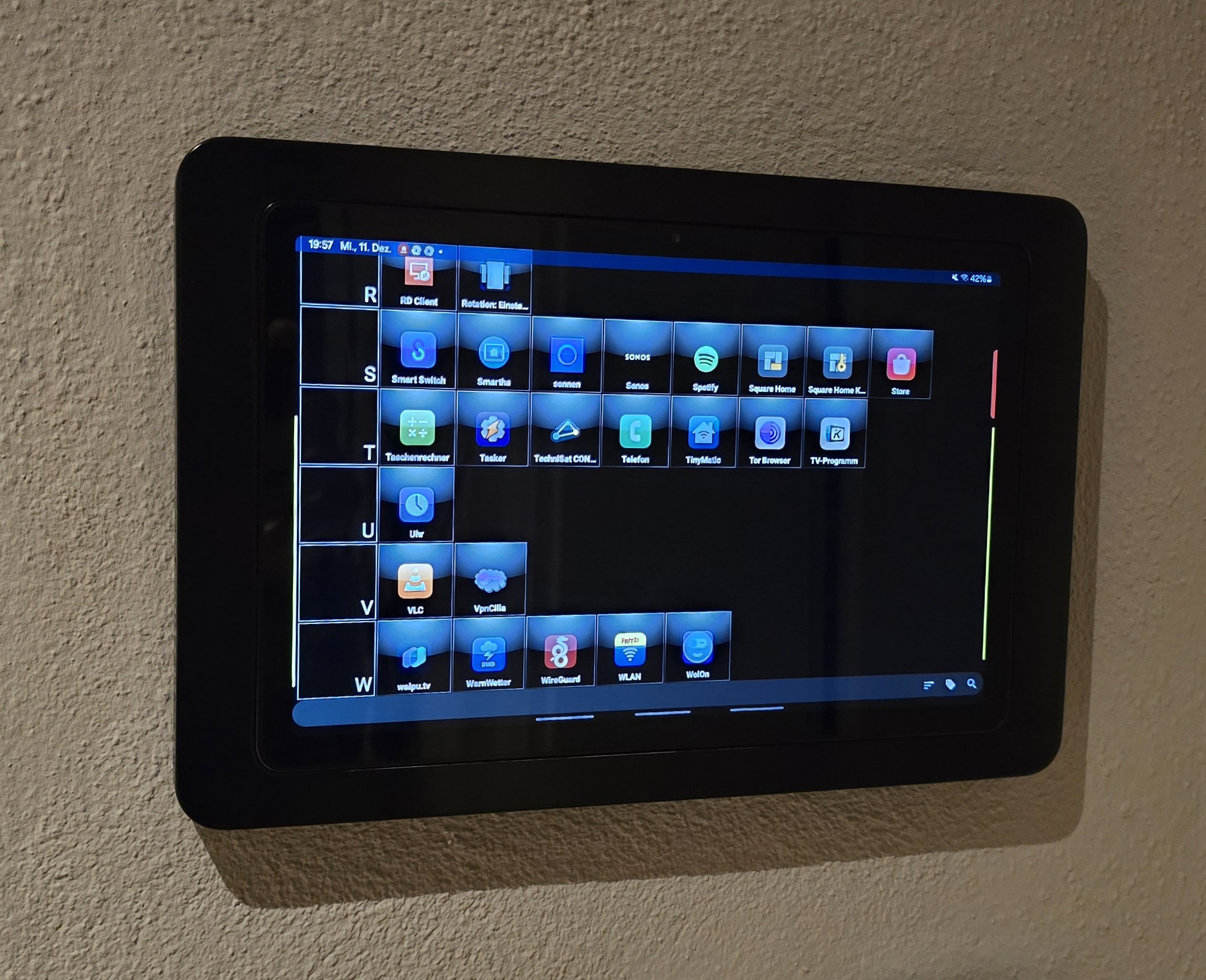 Blende und Traeger Samsung Galaxy Tab 9plus fuer Wandmontage
