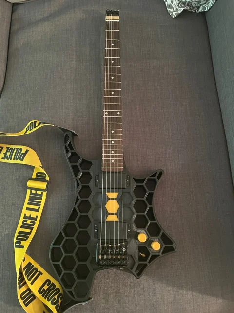 Steel core headless electric guitar