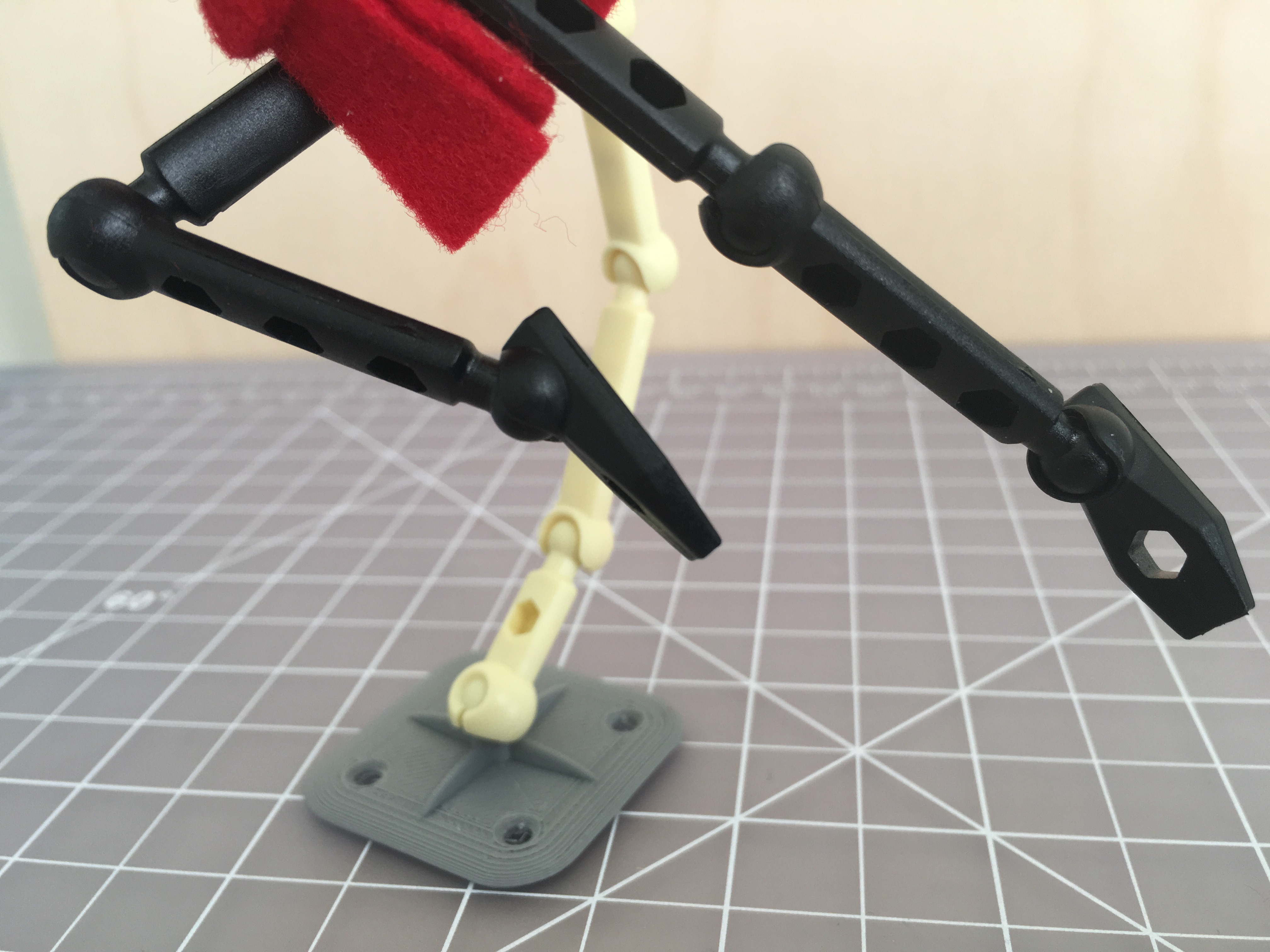 Screw-mount posing base for ModiBot
