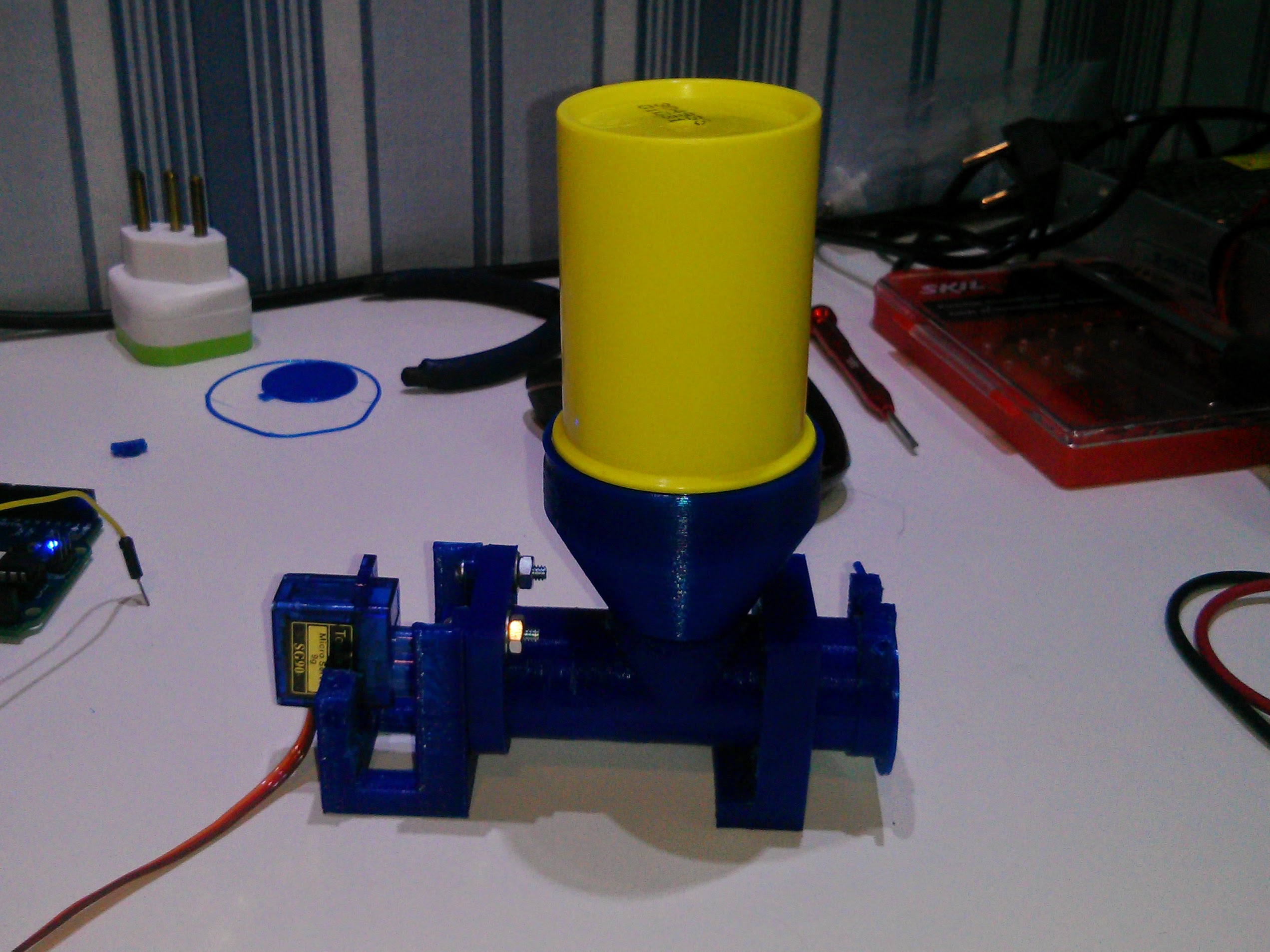 Automatic Fish Feeder with micro servo control V2