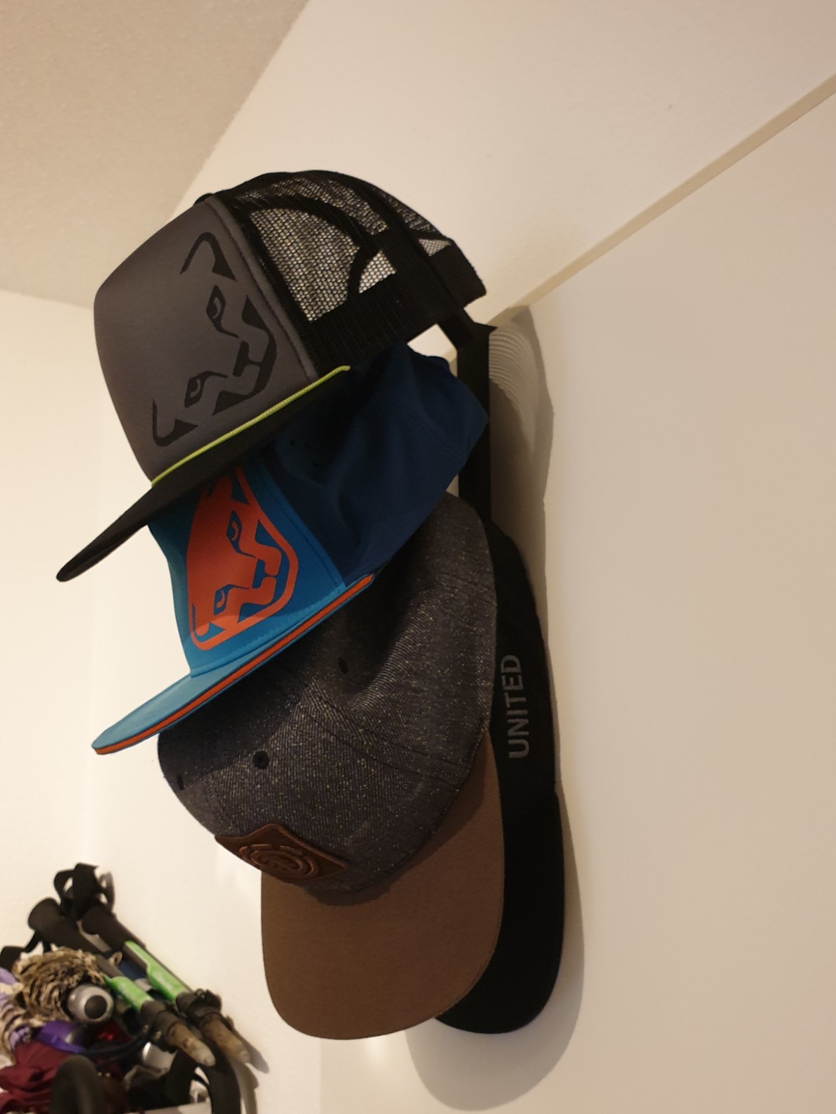 Basecap doorholder
