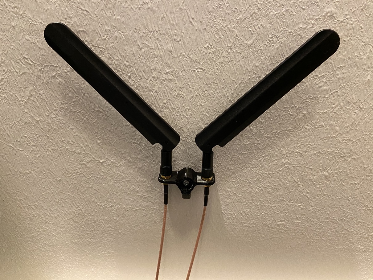Wall mount for double WLAN/LTE antenna