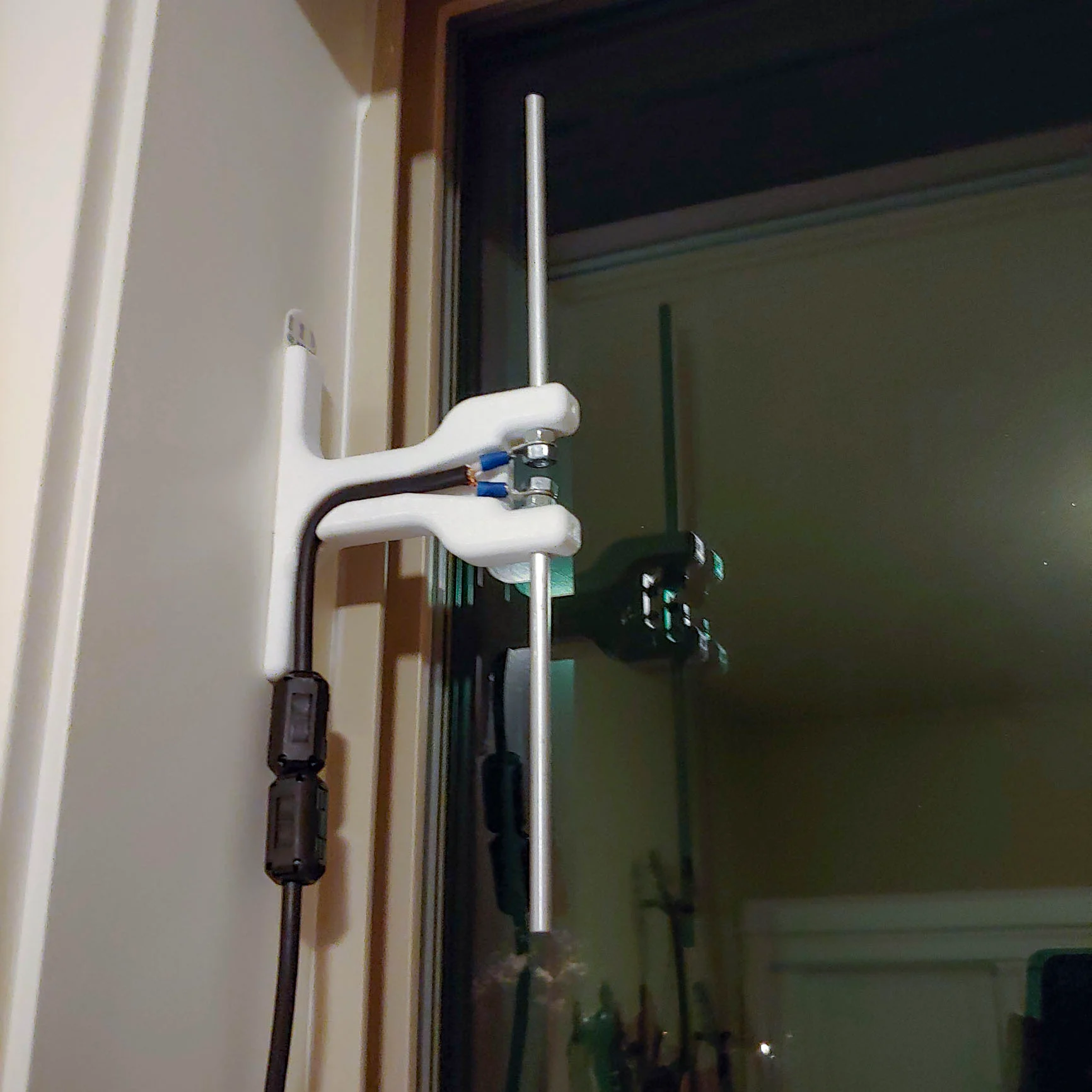 Dipole Antenna Window Mount
