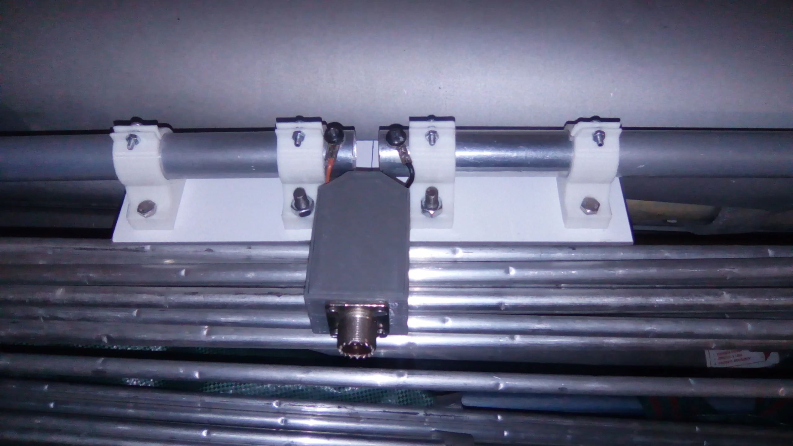 Bride pour antenne dipole