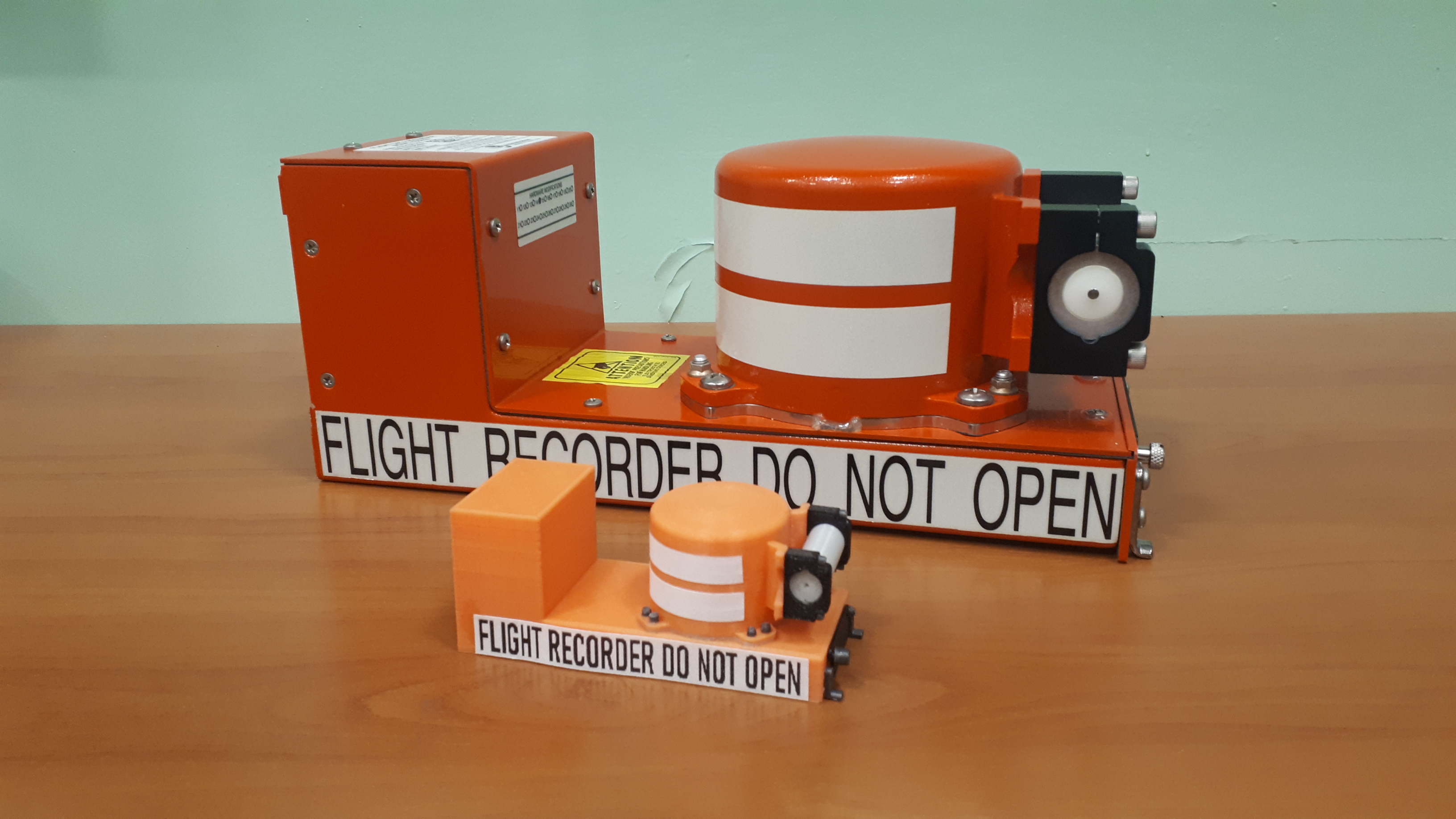 Flight Data Recorder FDR / Cockpit Voice Recorder CVR, Scale 1:29 / USB stick holder